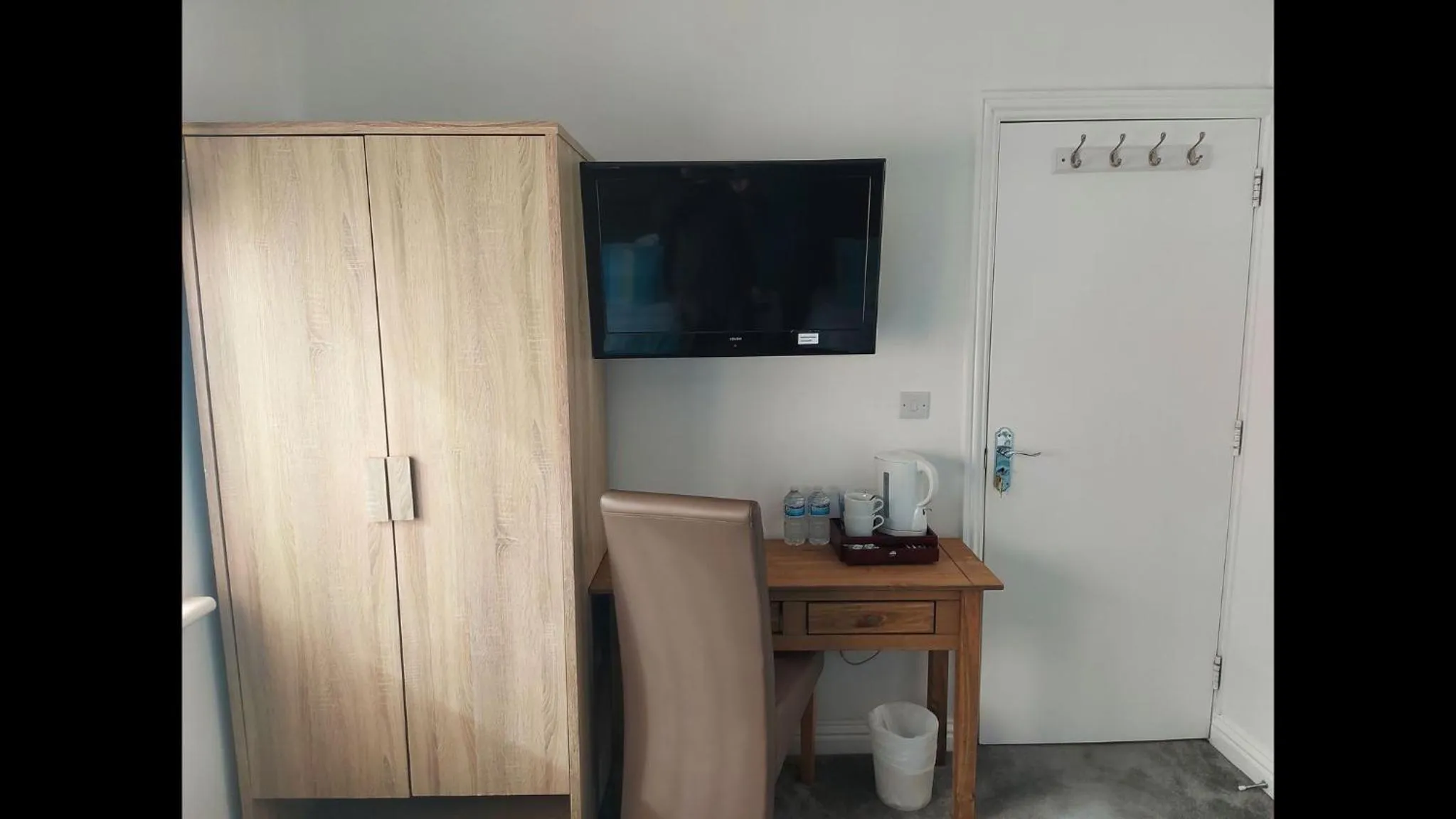 TV and multimedia in Apple House Wembley Twin Room shared bathroom