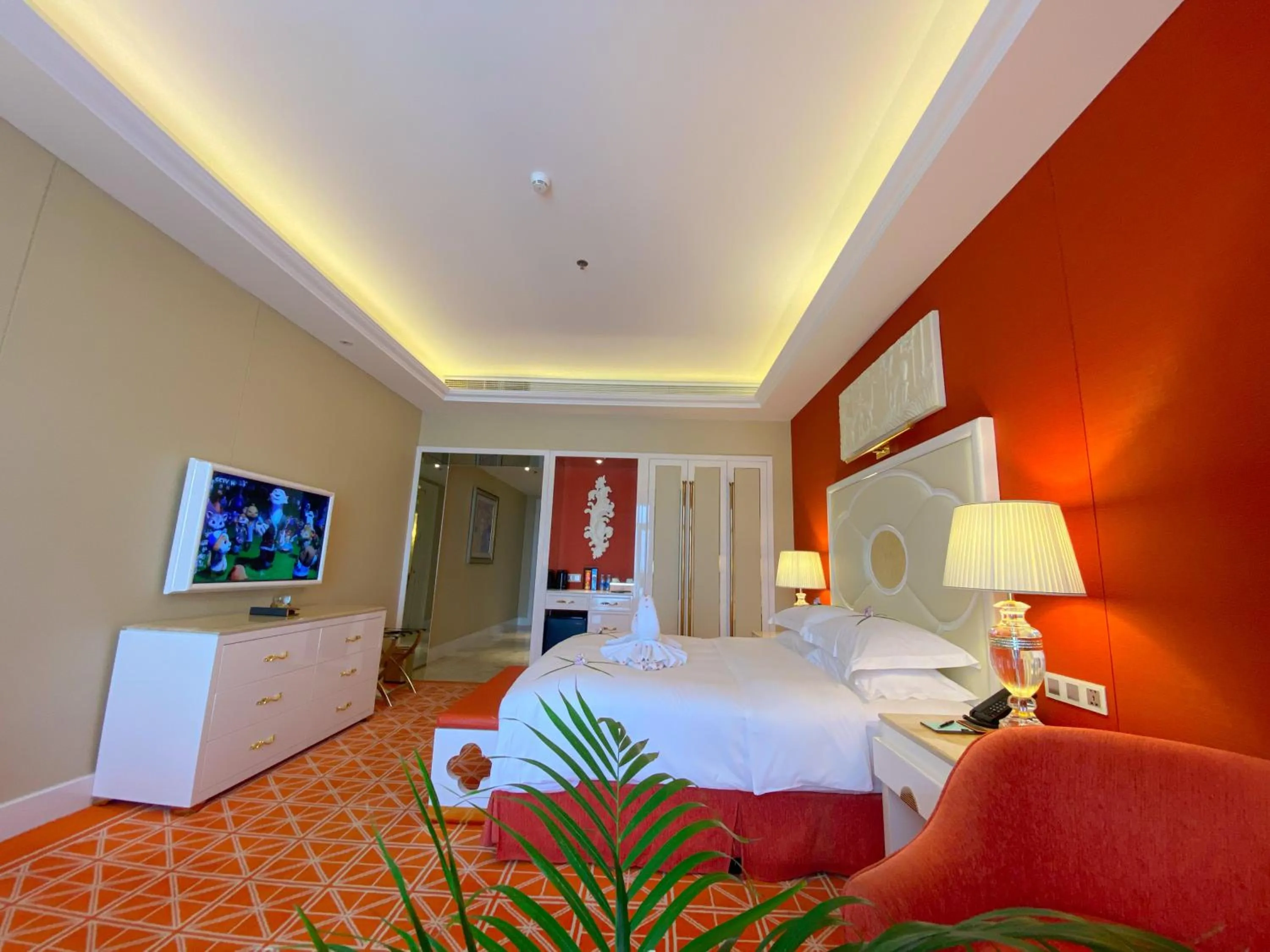 Photo of the whole room, Bed in Continental Xin Hao Hotel and Resort 洲际新濠酒店