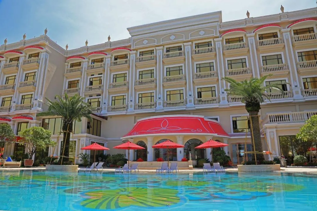 Swimming pool in Continental Xin Hao Hotel and Resort 洲际新濠酒店