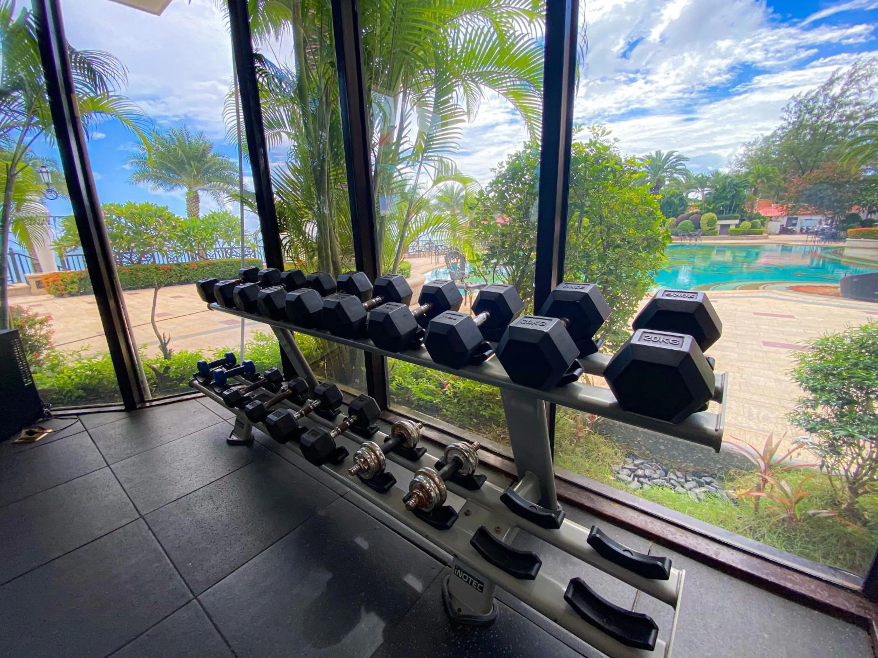 Fitness centre/facilities in Continental Xin Hao Hotel and Resort 洲际新濠酒店