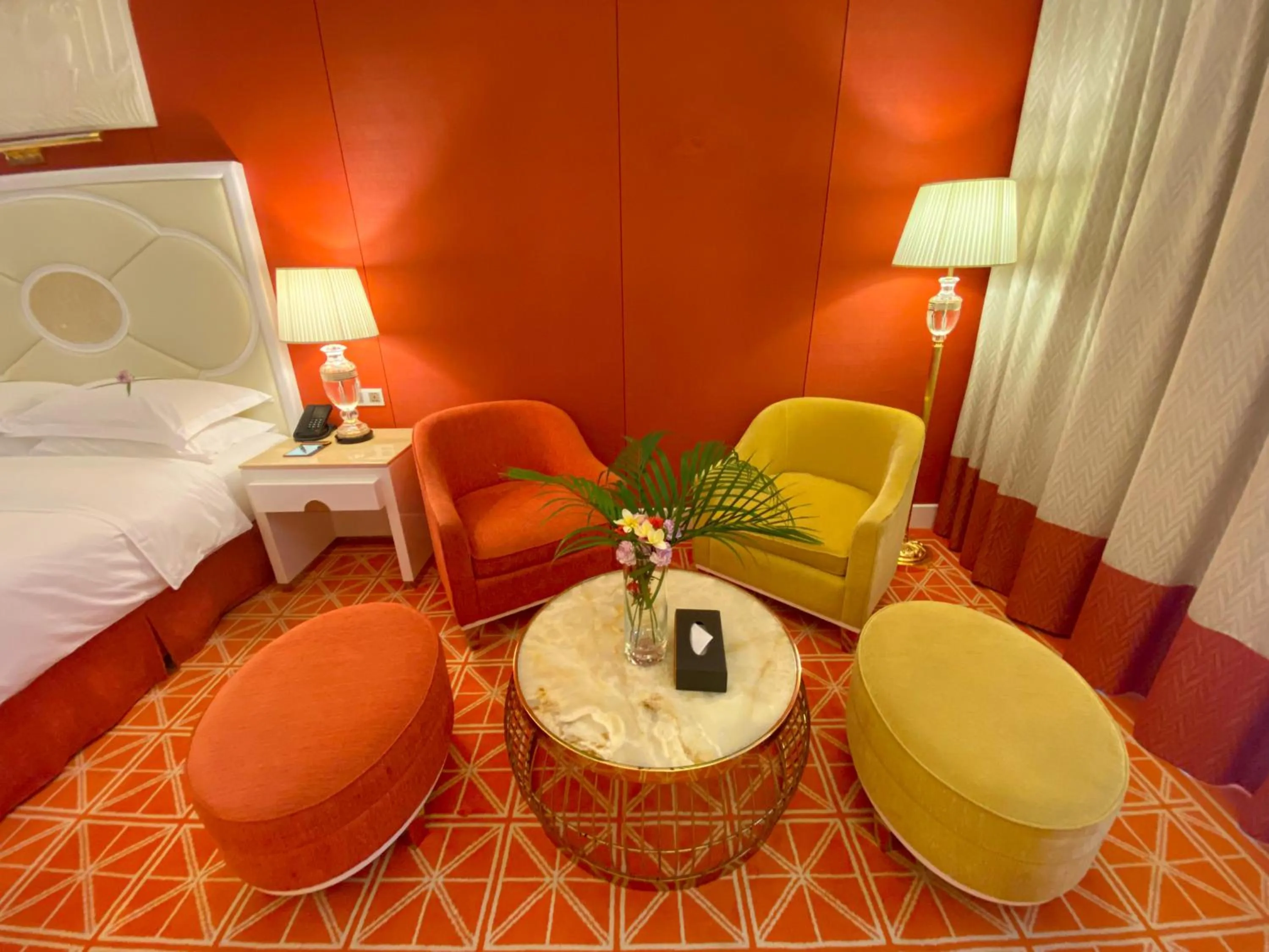 Seating area, Bed in Continental Xin Hao Hotel and Resort 洲际新濠酒店