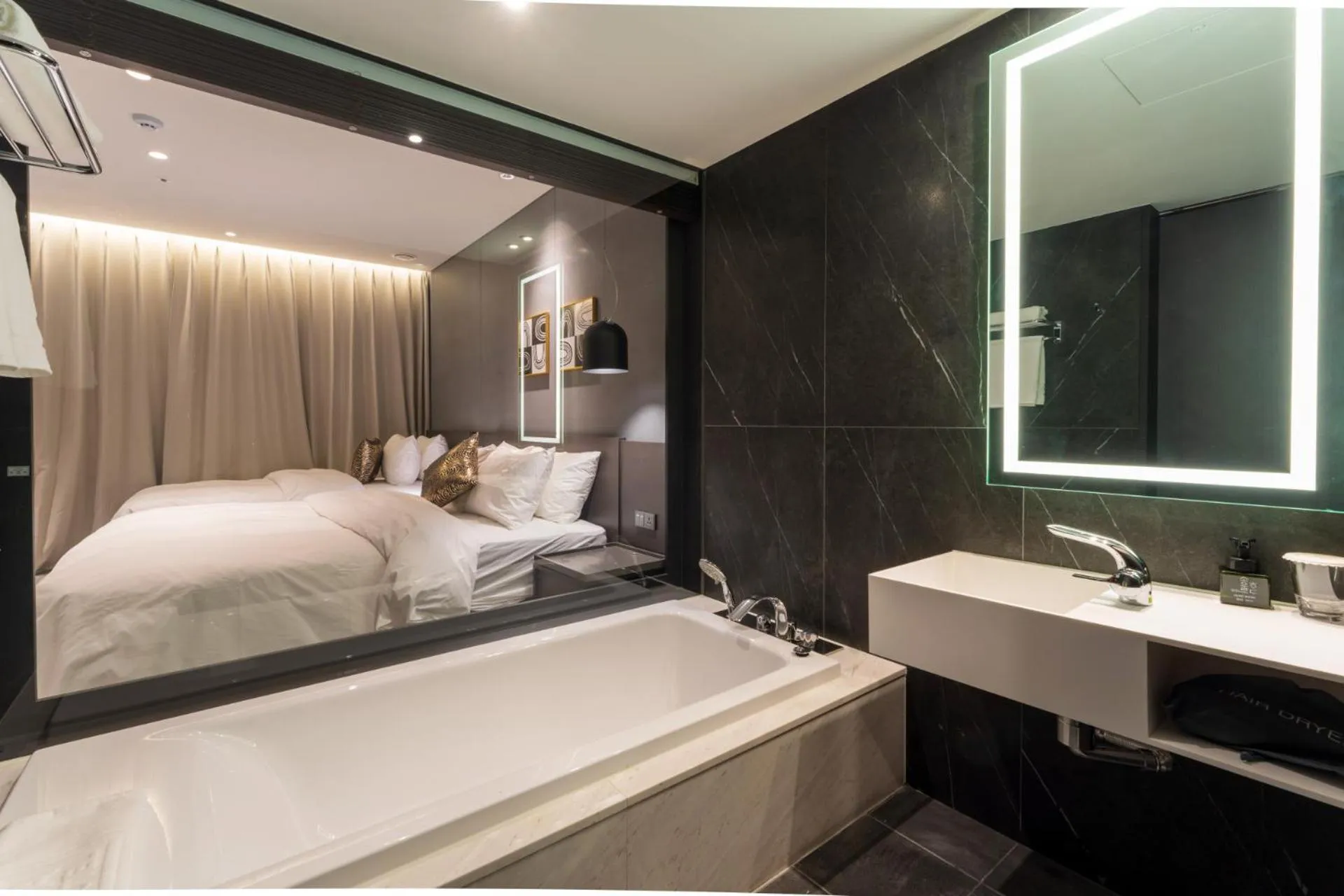 Bathroom, Bed in Hotel SoulHada