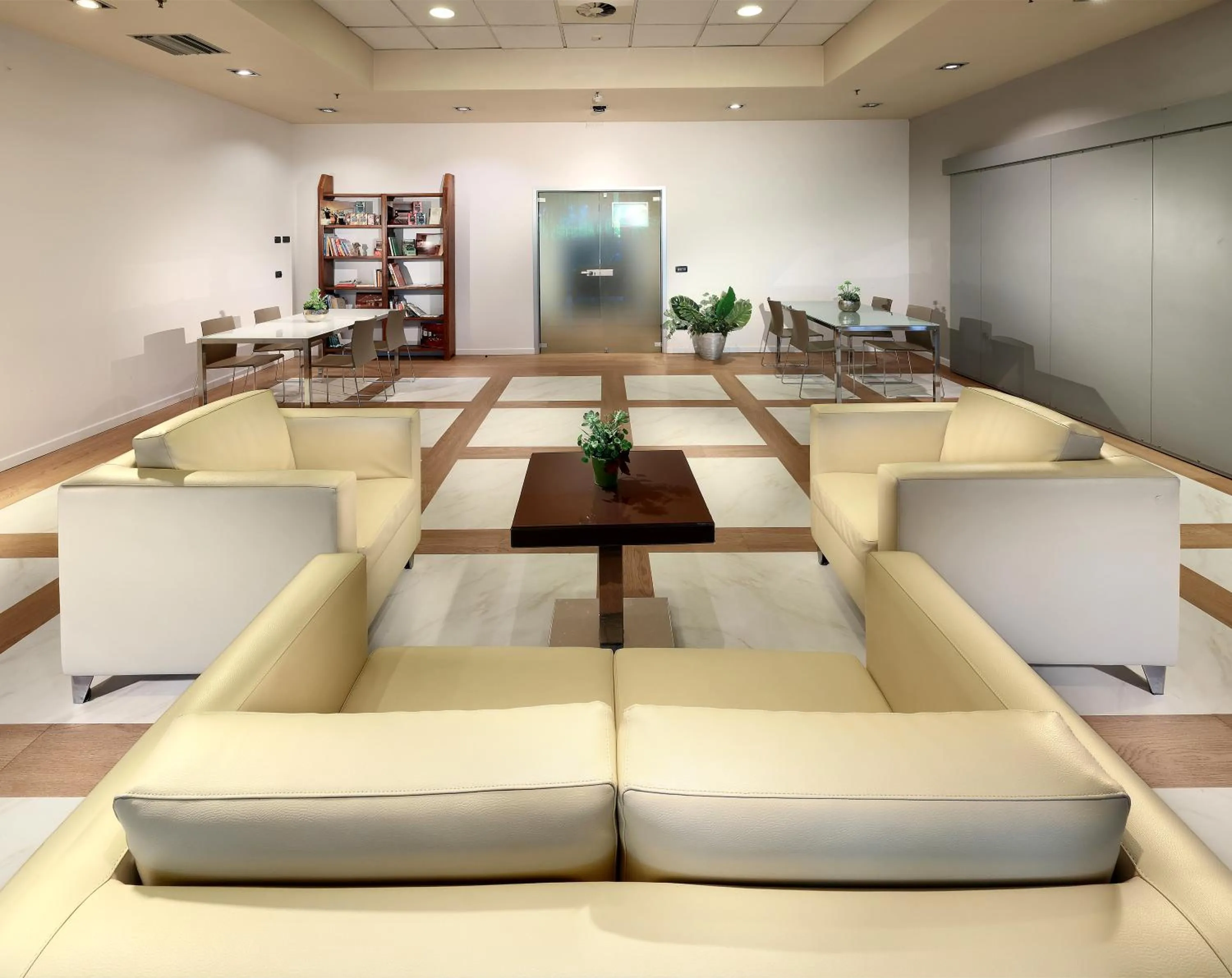 Communal lounge/ TV room in Tuscany Inn