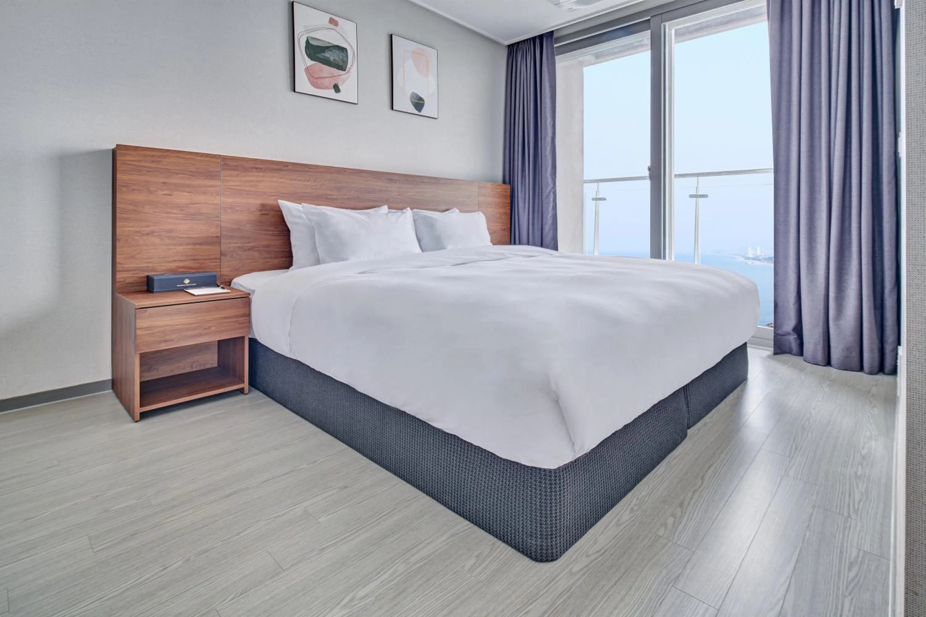 Bed in Gangneung Chonpines Ocean Suites Hotel