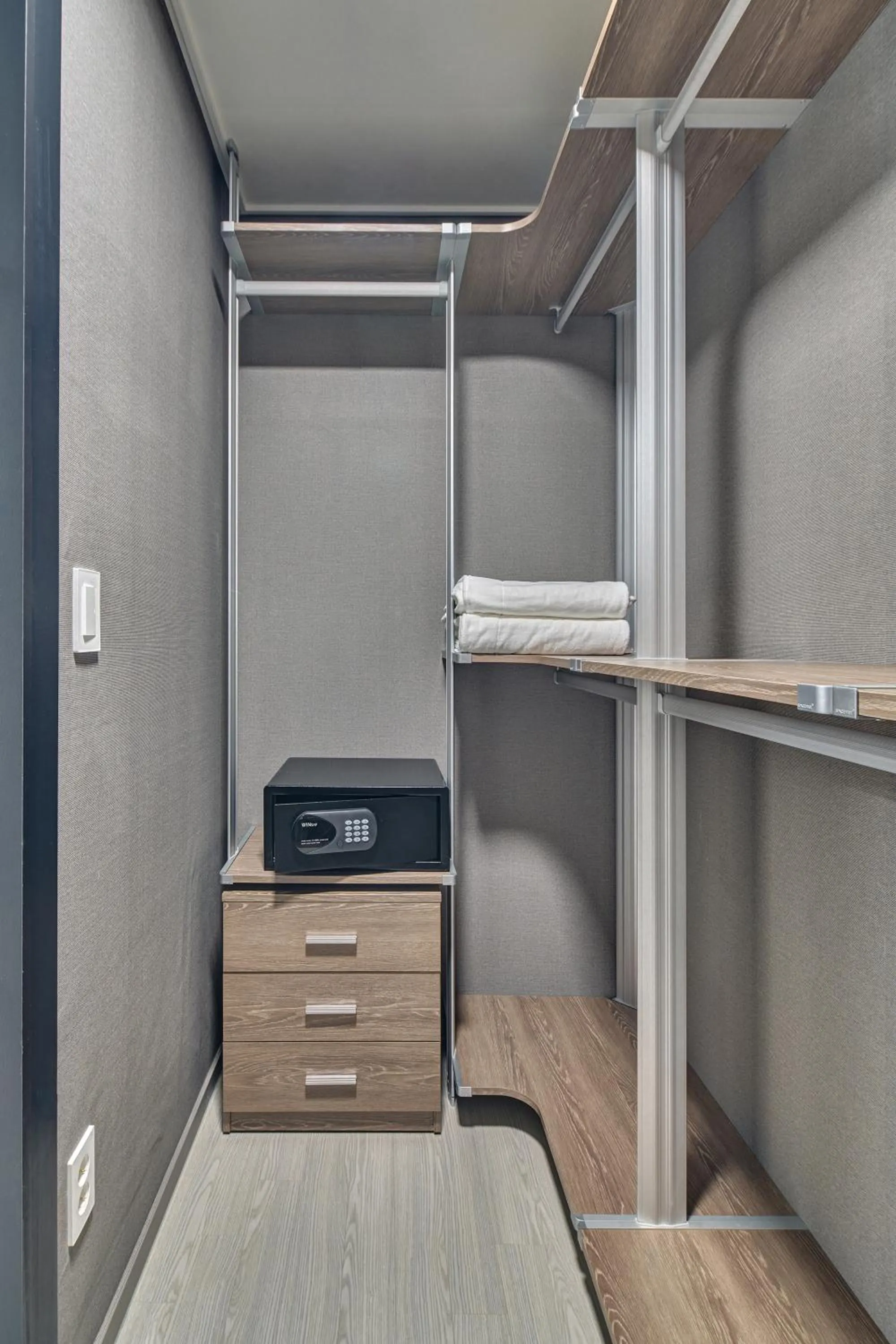 wardrobe in Gangneung Chonpines Ocean Suites Hotel