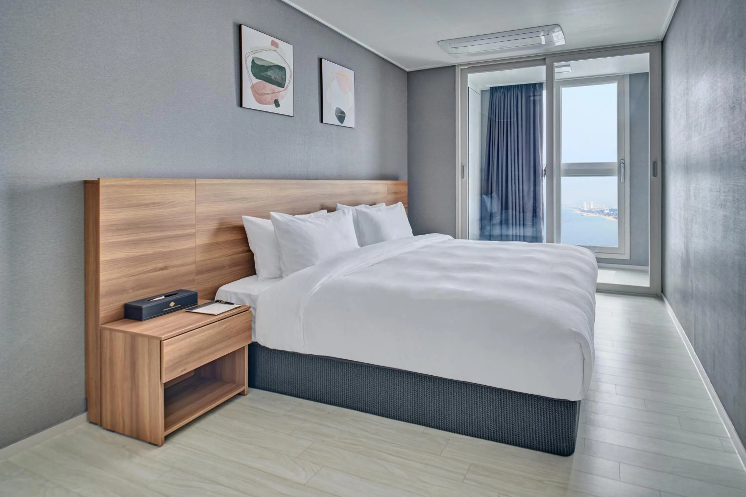 Bed in Gangneung Chonpines Ocean Suites Hotel