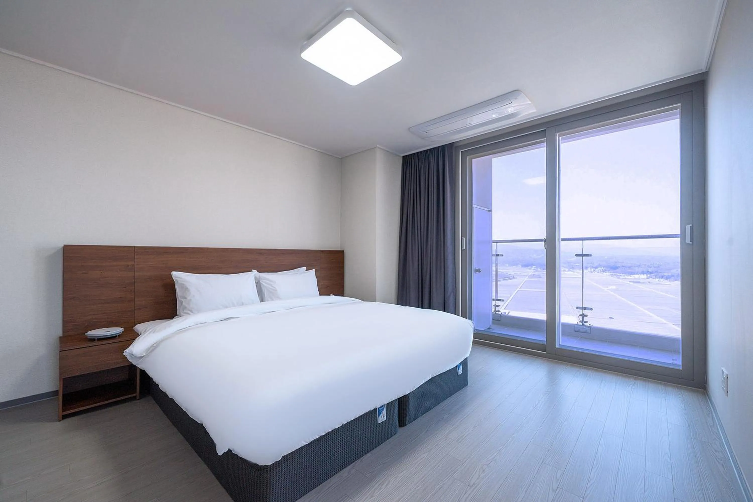 Bedroom, Bed in Gangneung Chonpines Ocean Suites Hotel