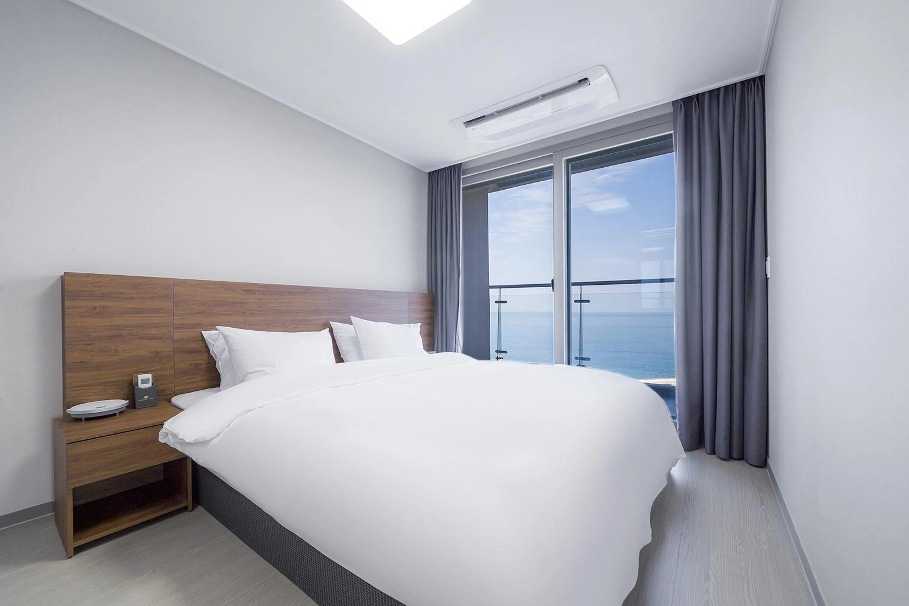 Bedroom, Bed in Gangneung Chonpines Ocean Suites Hotel