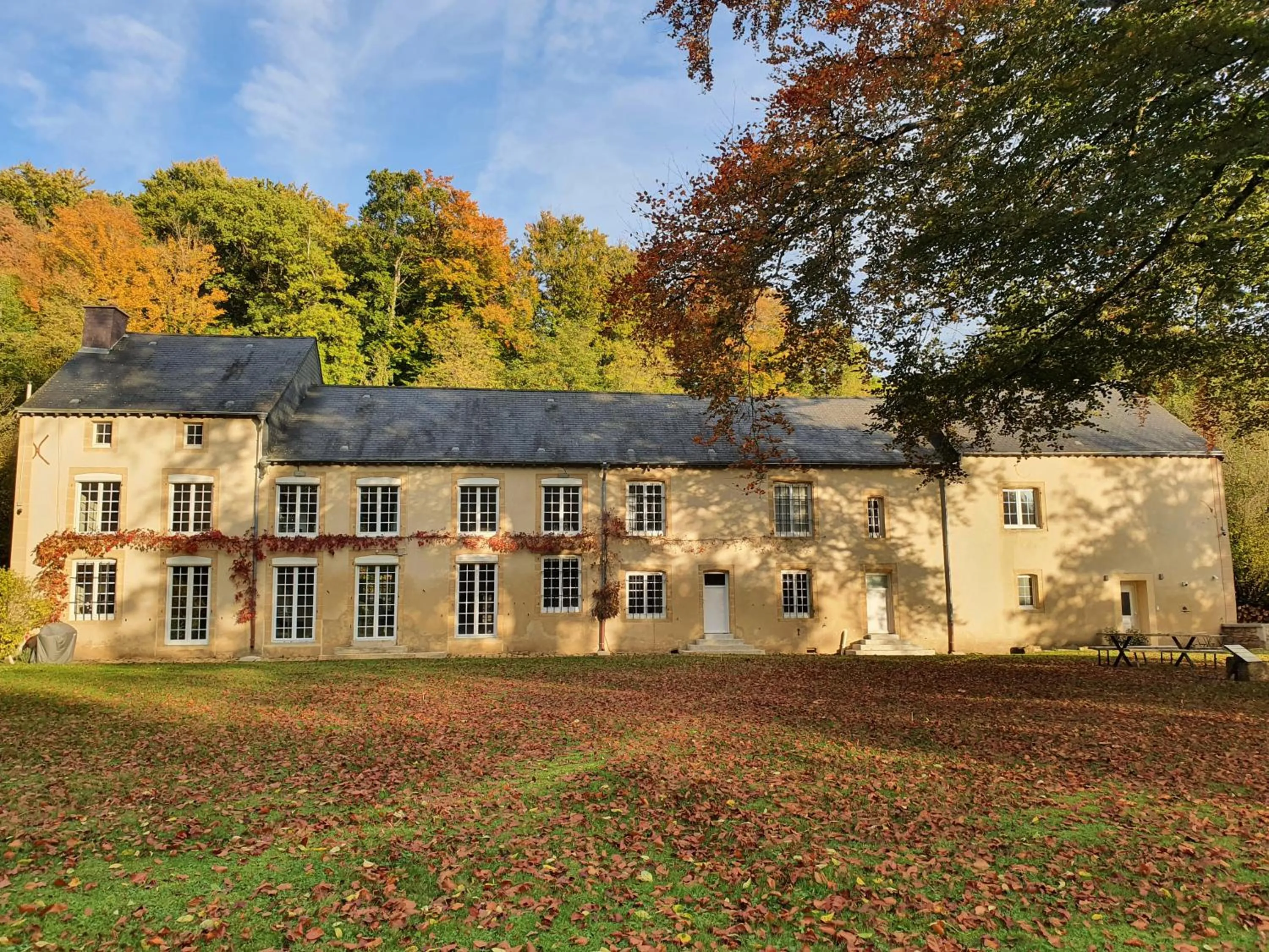 Property building in La Jonquette