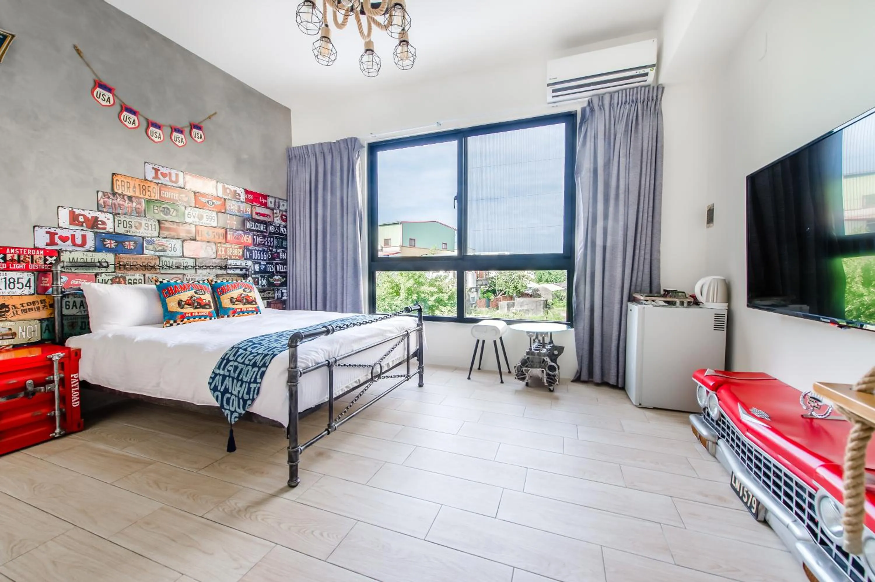 Photo of the whole room, Bed in Flying Club