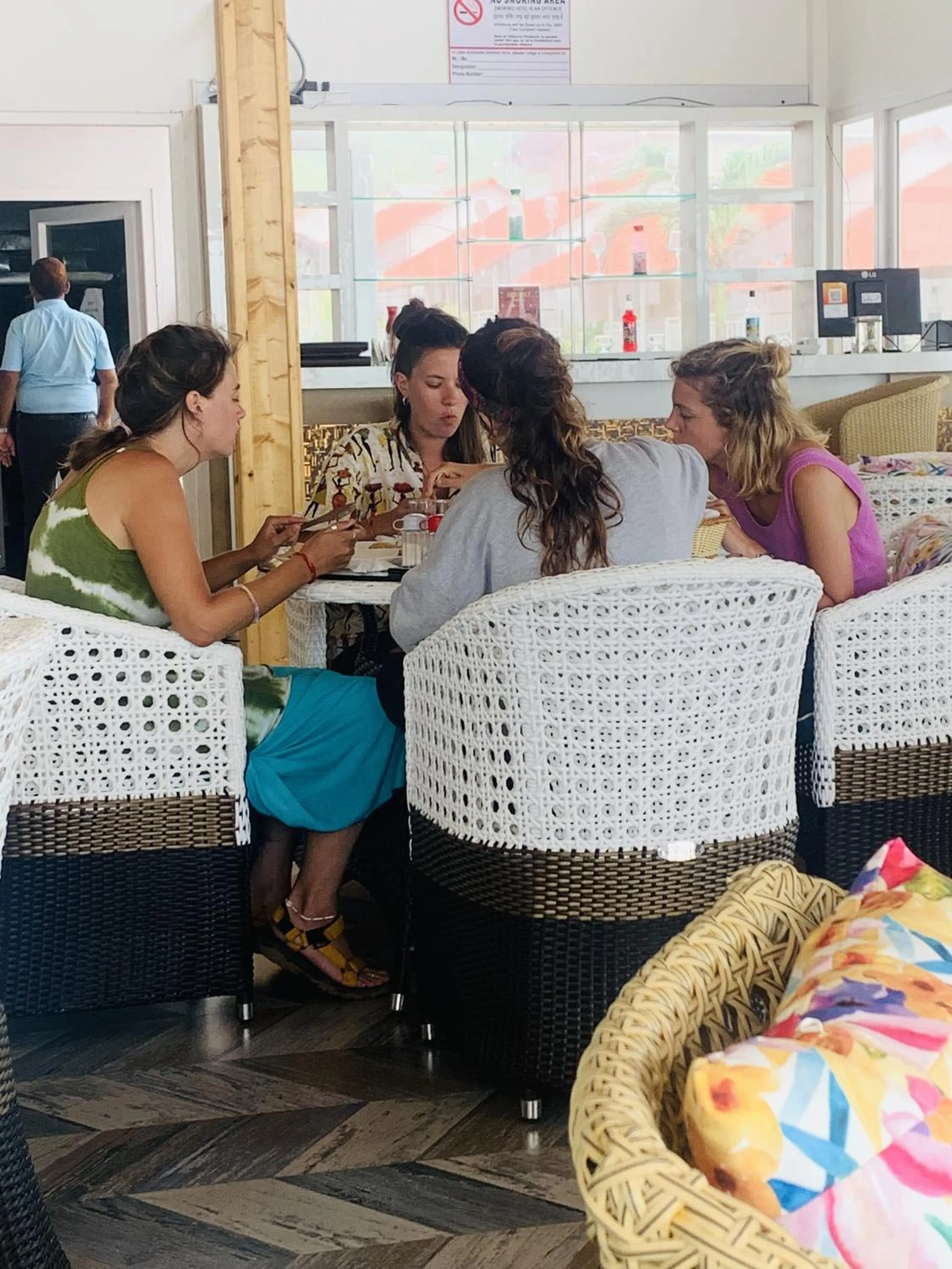 Restaurant/places to eat in Maargit Beach Resort