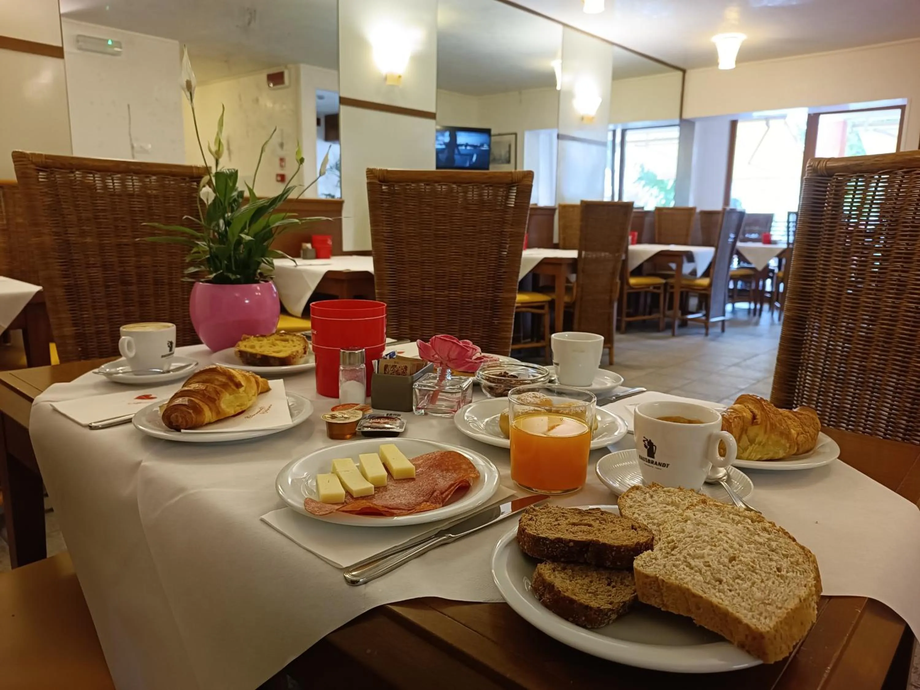 Continental breakfast in Hotel Il Guscio