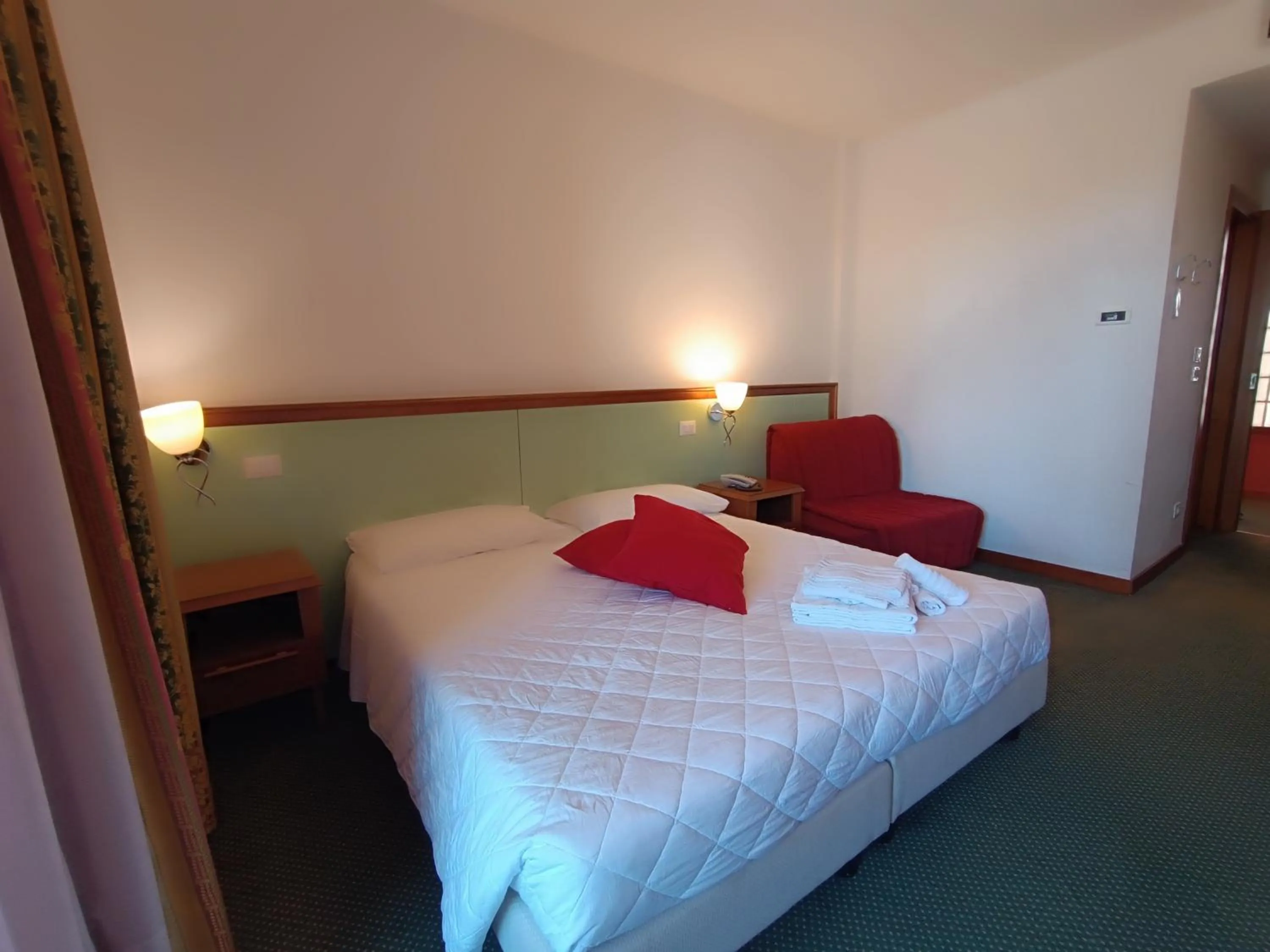 Photo of the whole room, Bed in Hotel Il Guscio