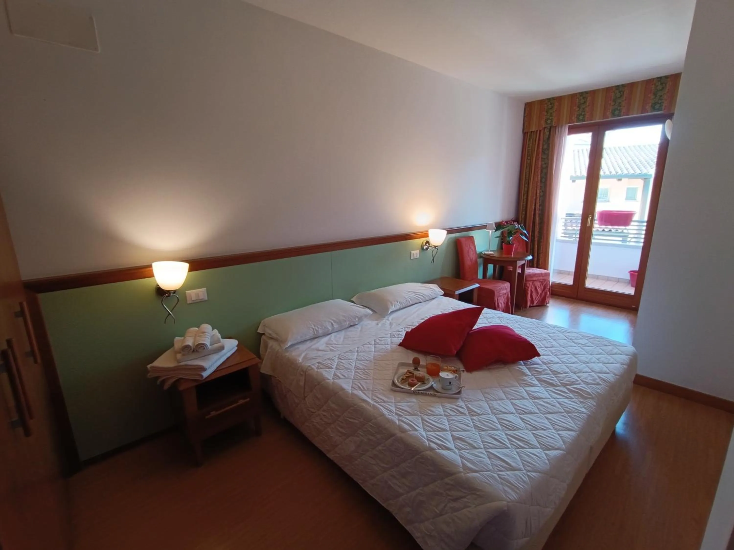 Photo of the whole room, Bed in Hotel Il Guscio