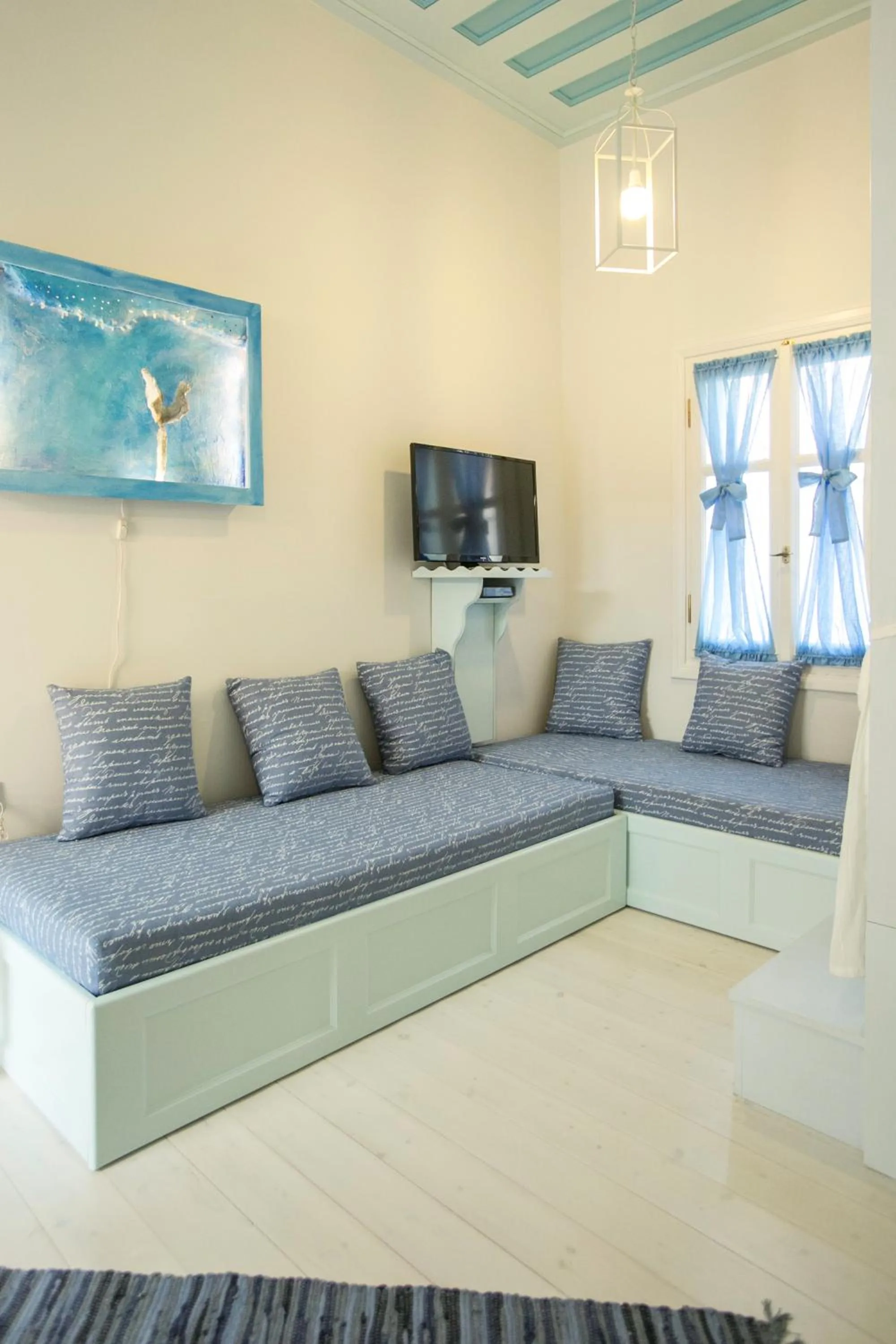 TV and multimedia in Efchi 1904