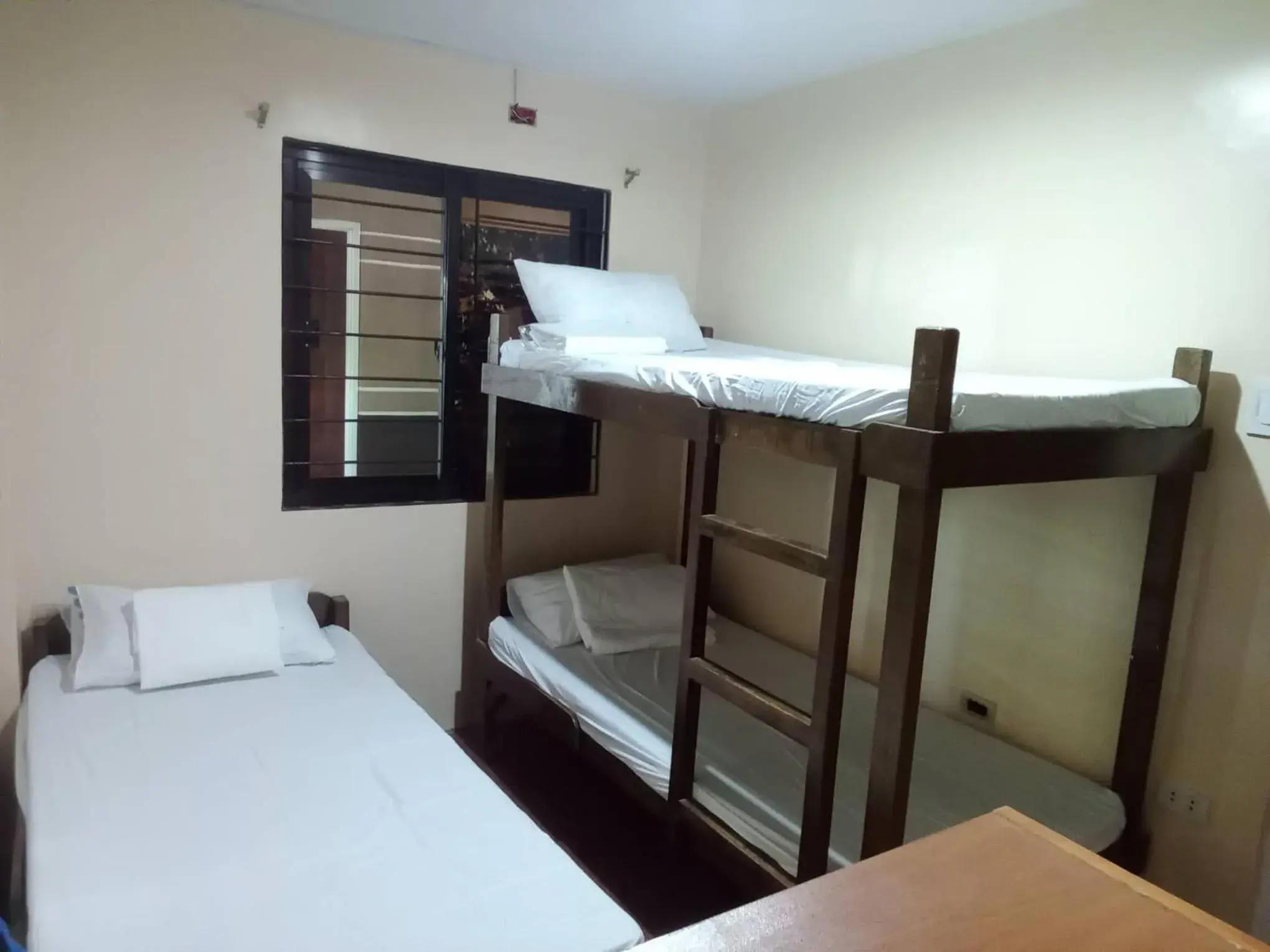 Triple Room in RedDoorz @ JJ & KAYE APARTMENT Triple Room in RedDoorz @ JJ & KAYE APARTMENT