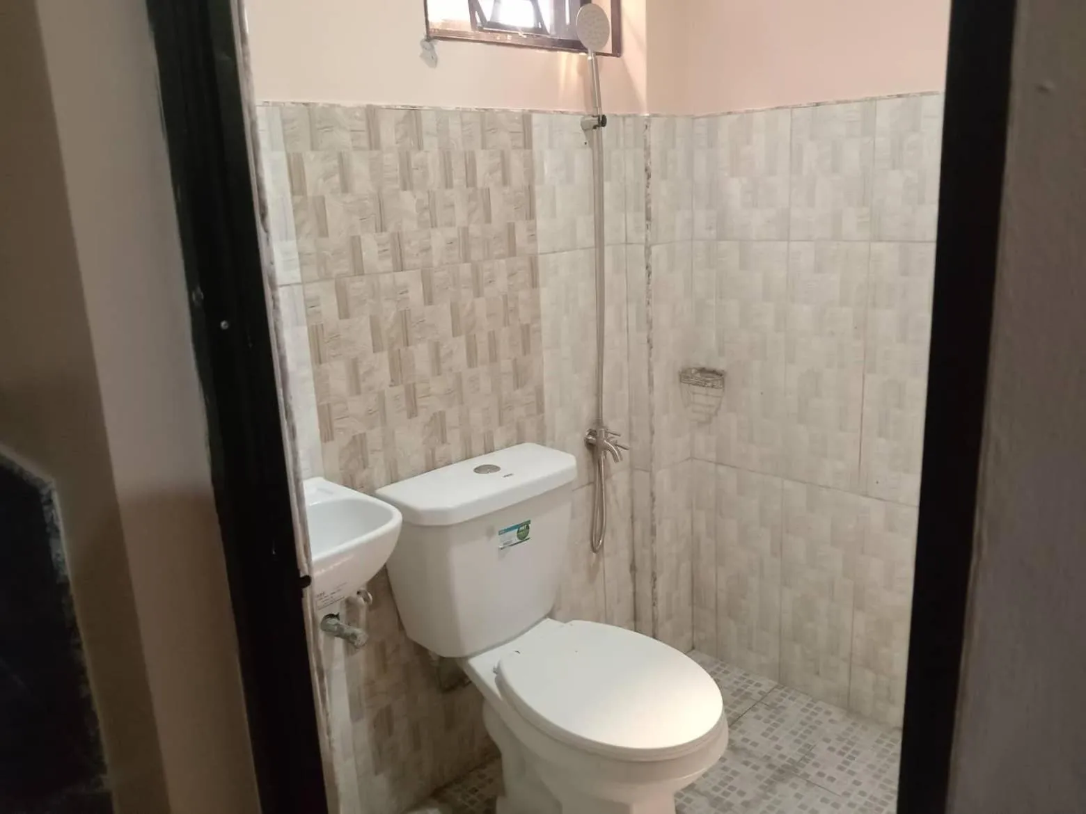 Shower in RedDoorz @ JJ & KAYE APARTMENT