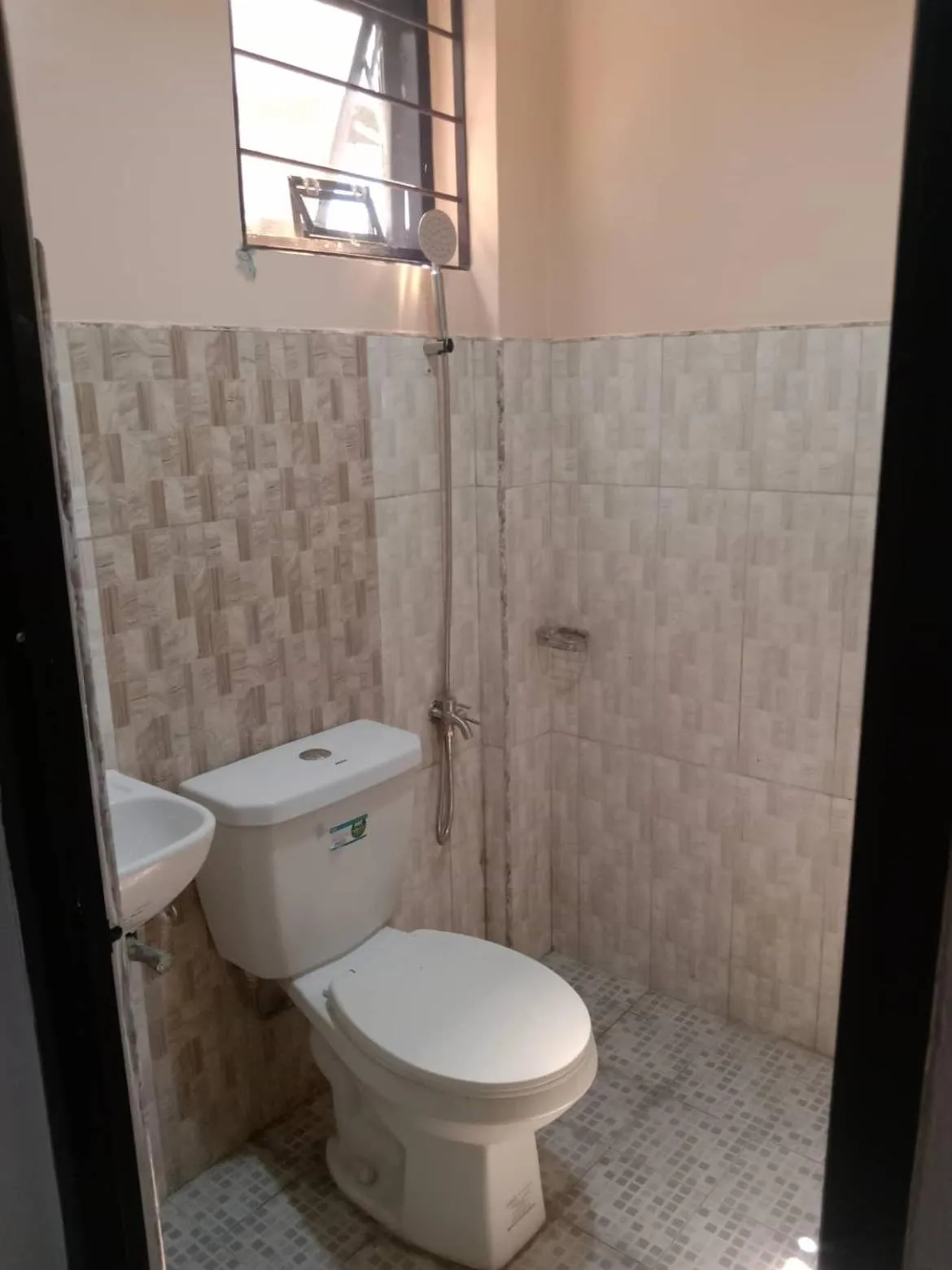 Shower in RedDoorz @ JJ & KAYE APARTMENT