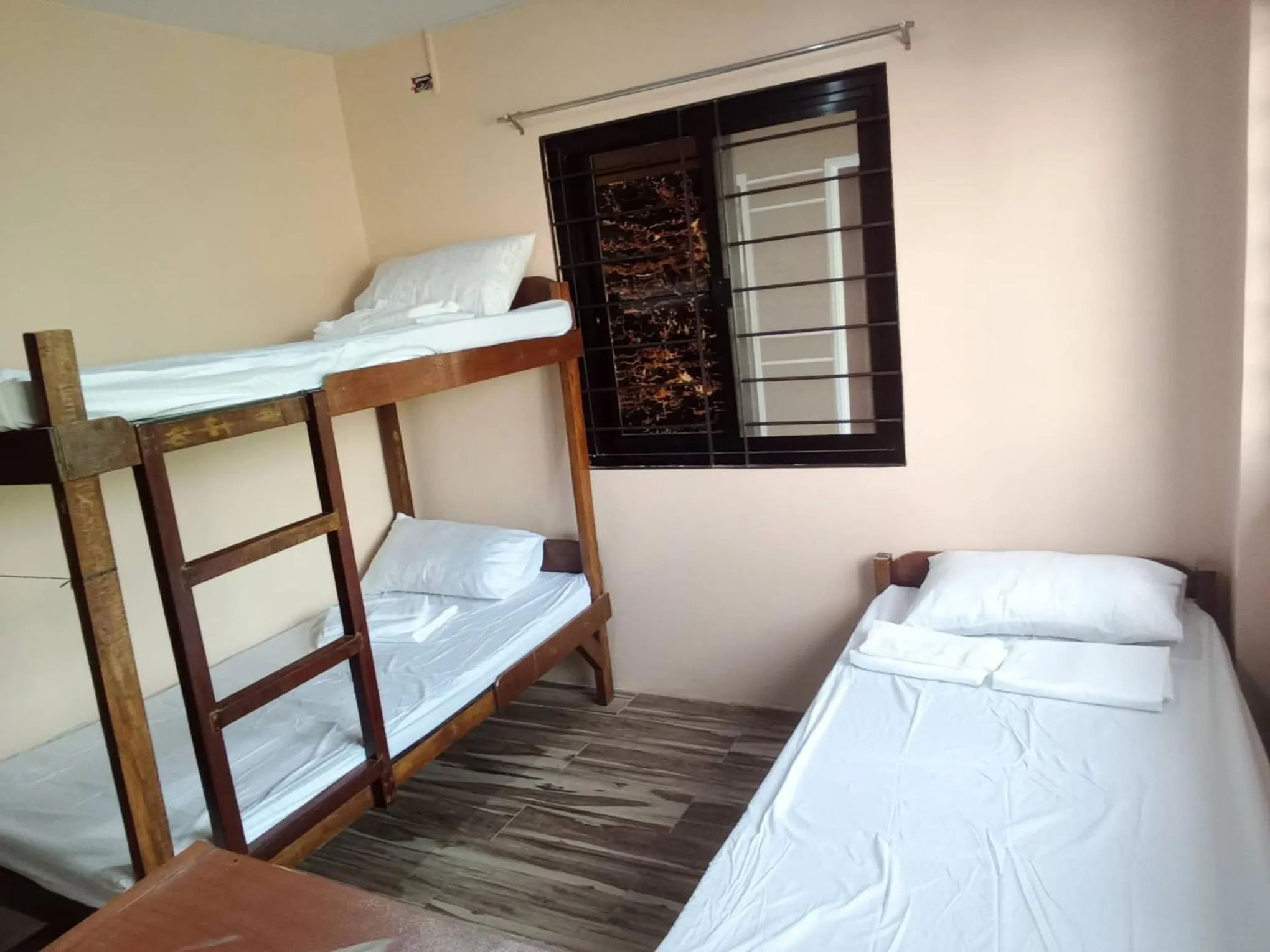 Photo of the whole room, Bed in RedDoorz @ JJ & KAYE APARTMENT