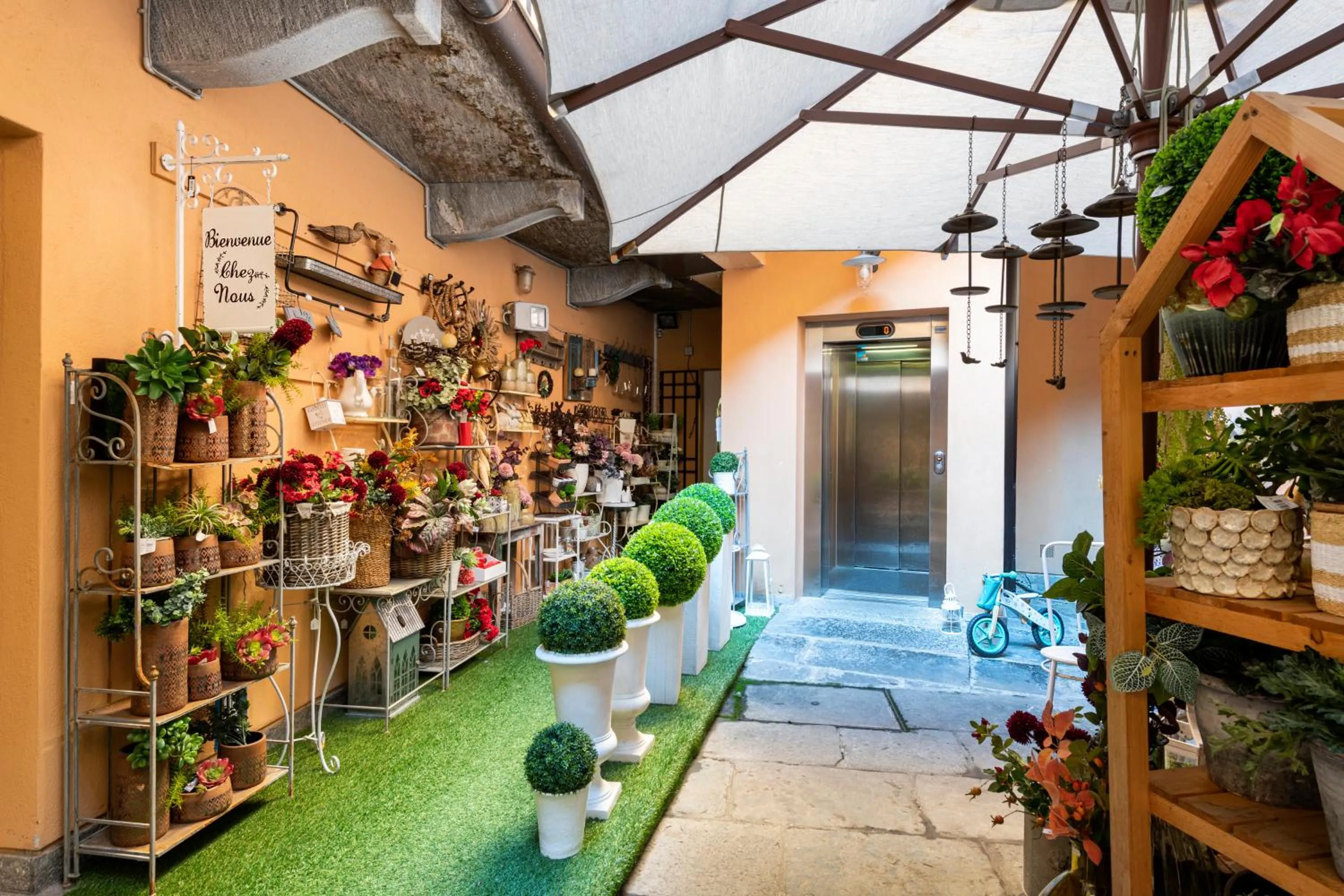 Facade/entrance in La Dependance