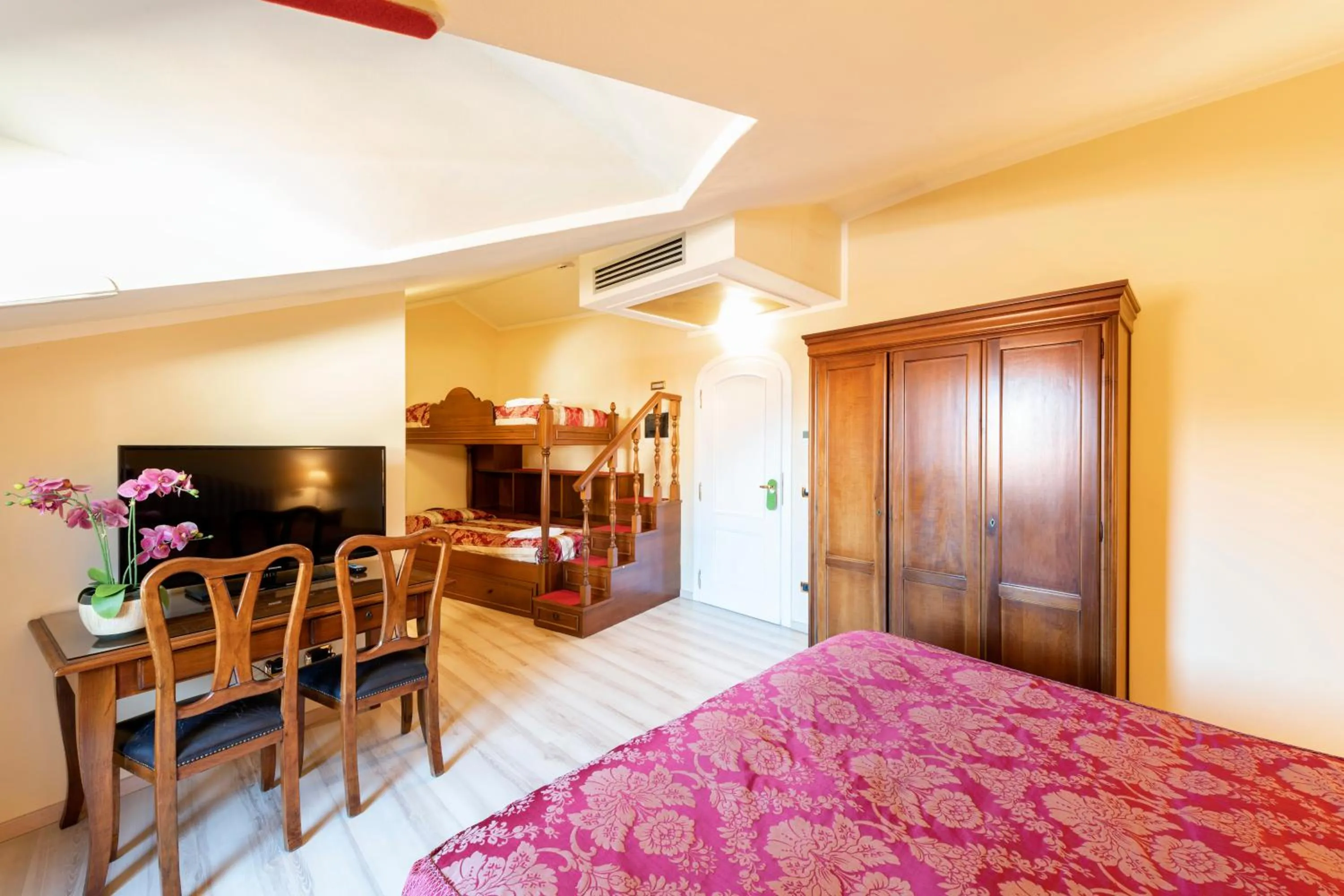 Photo of the whole room, Bed in La Dependance