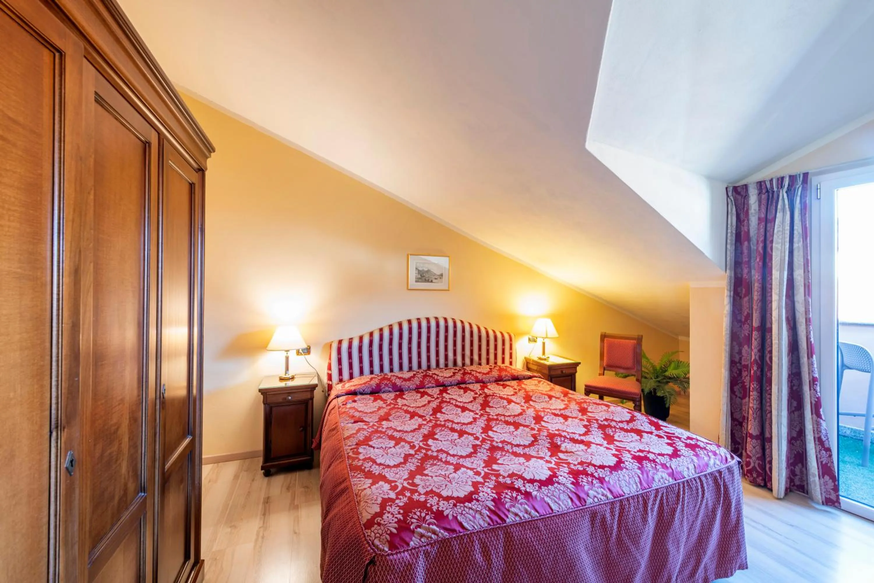 Photo of the whole room, Bed in La Dependance