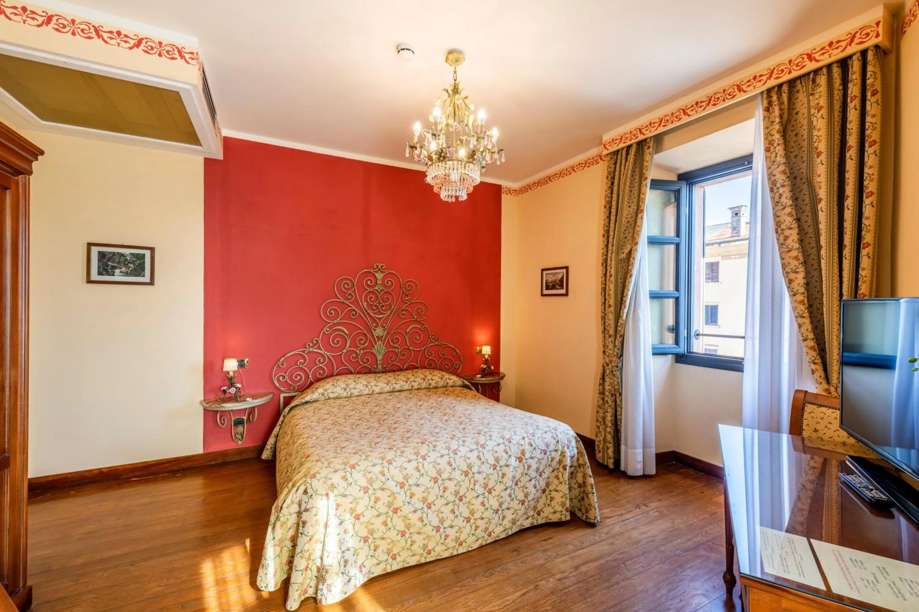 Photo of the whole room, Bed in La Dependance