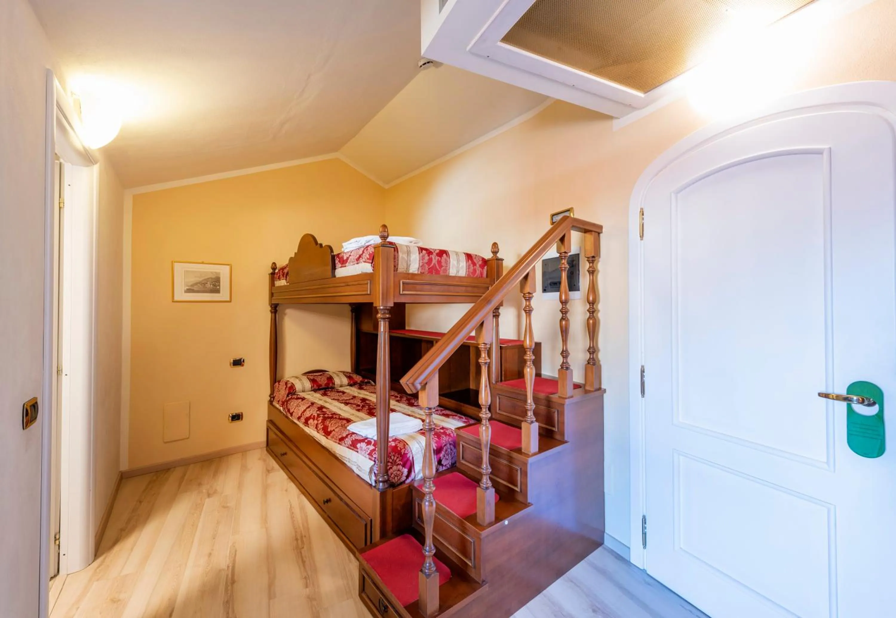 bunk bed, Bed in La Dependance