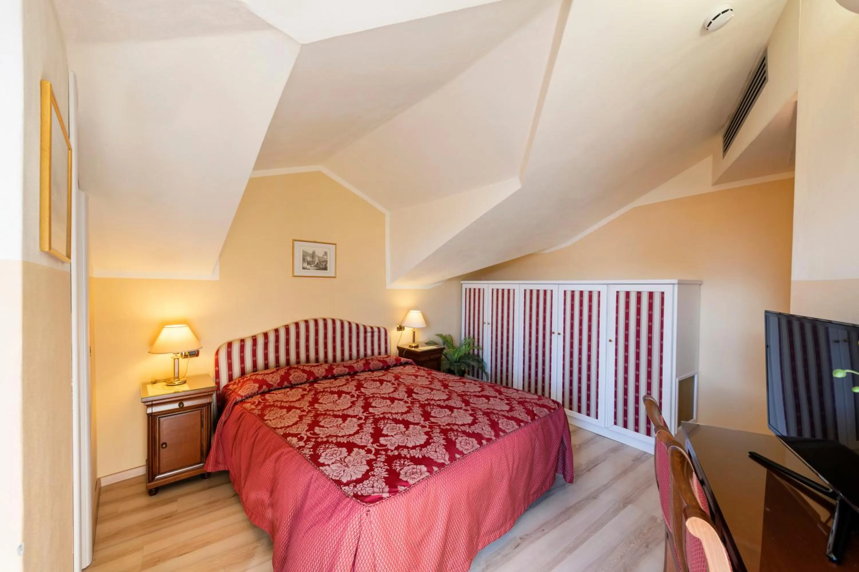 Photo of the whole room, Bed in La Dependance