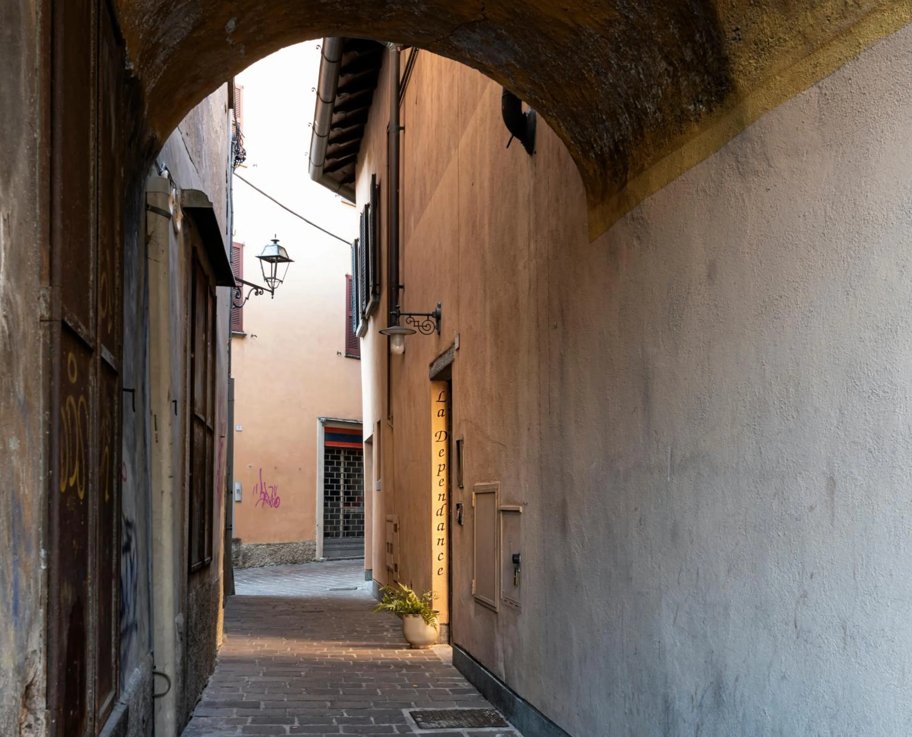 Facade/entrance in La Dependance