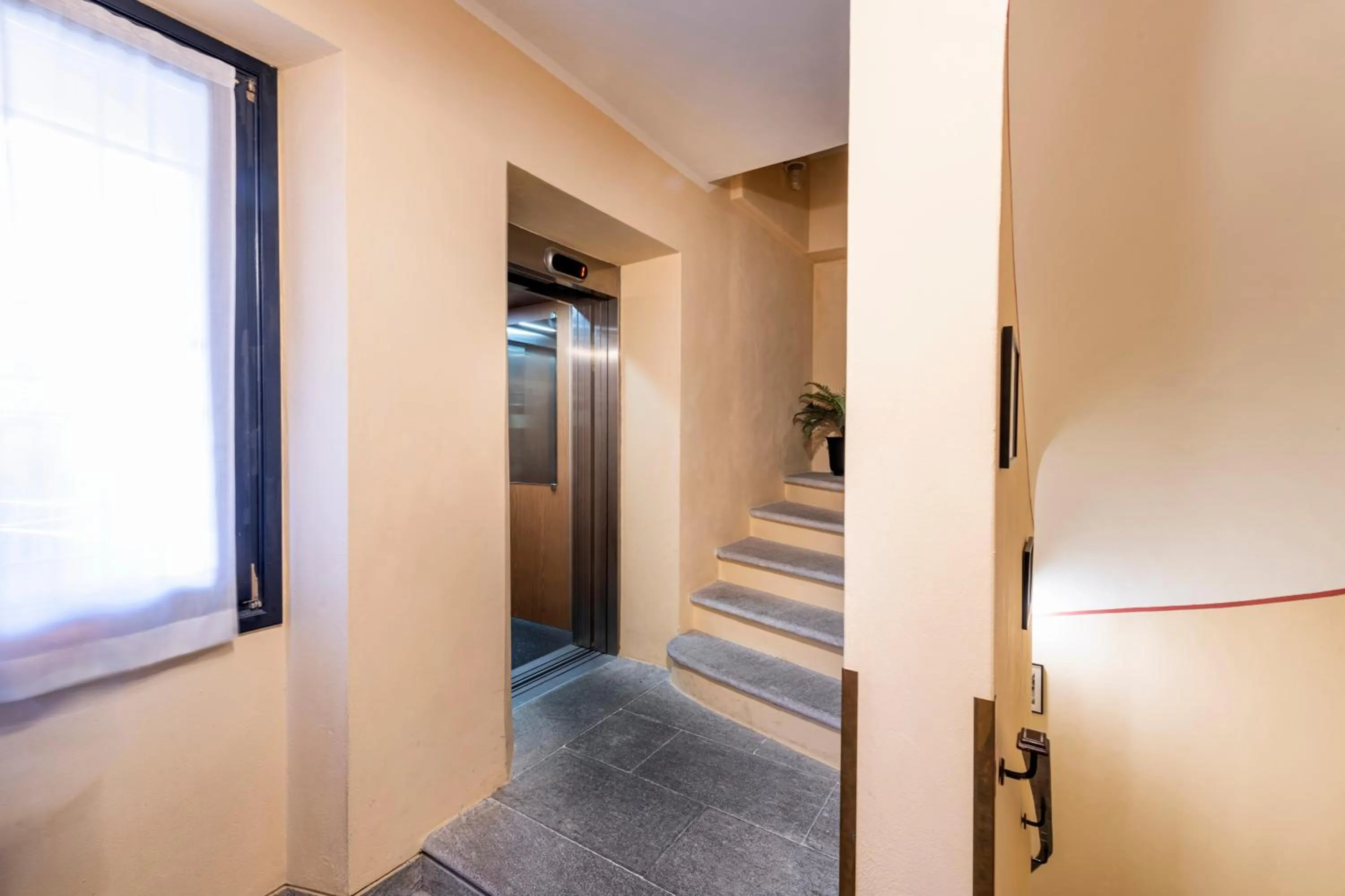 elevator in La Dependance