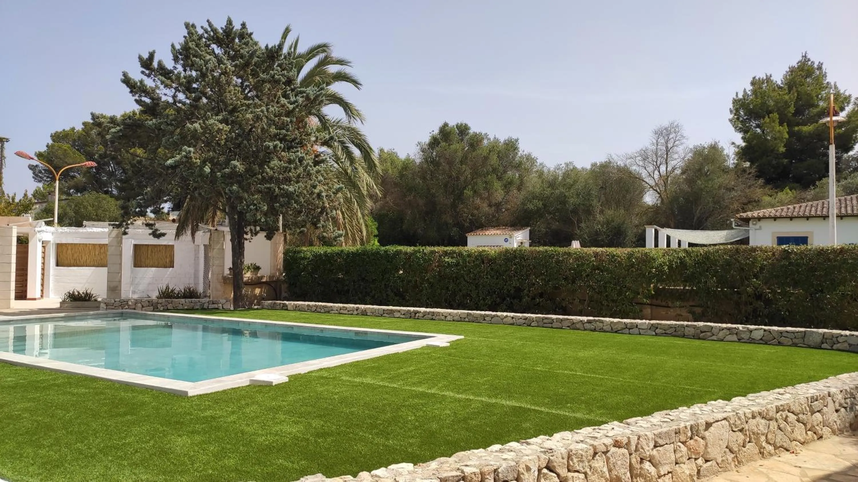 Swimming pool in Hostal Residencia Alma