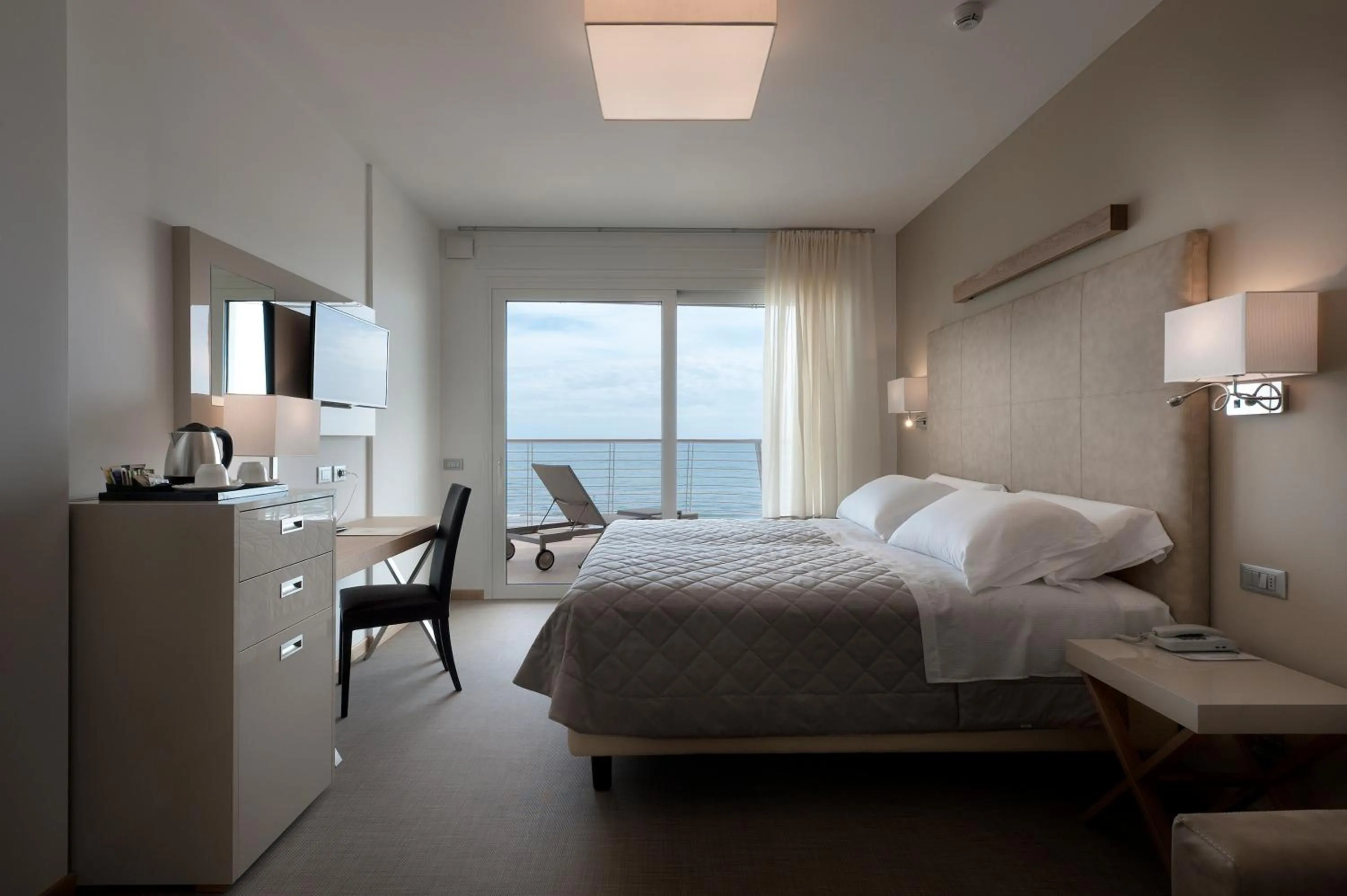 Bedroom, Bed in Hotel Le Soleil