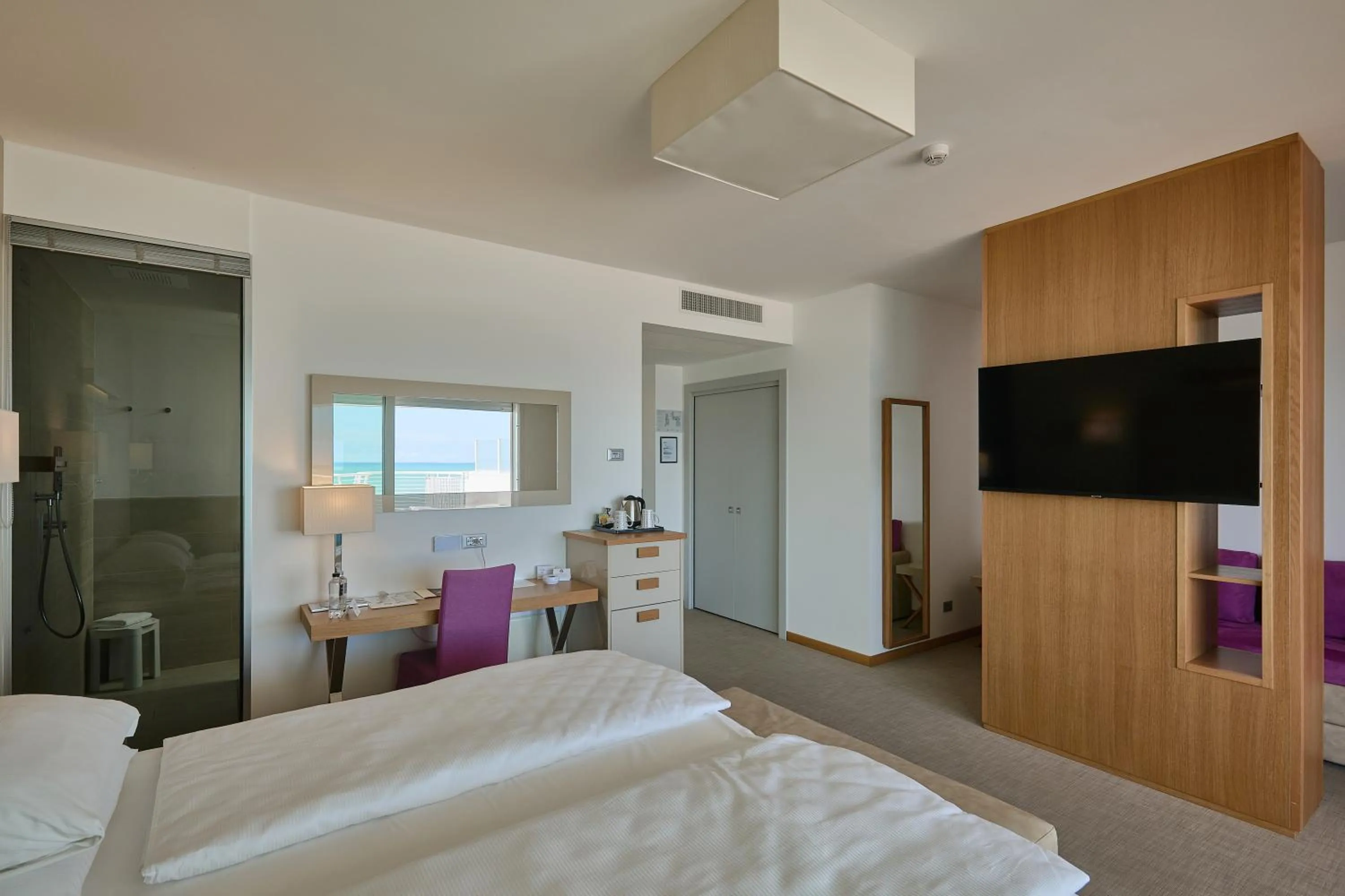 TV and multimedia, Bed in Hotel Le Soleil