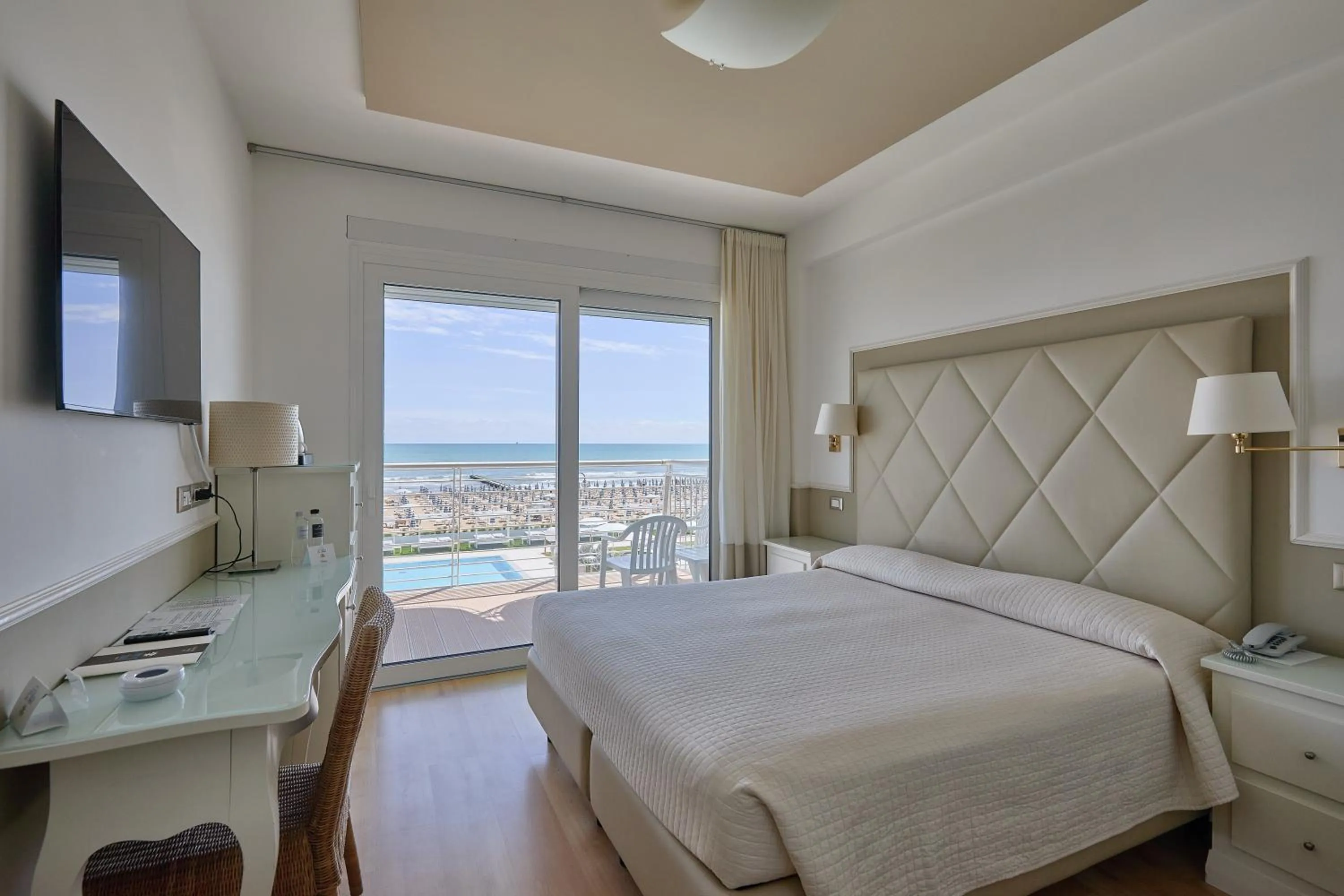 TV and multimedia, Bed in Hotel Le Soleil