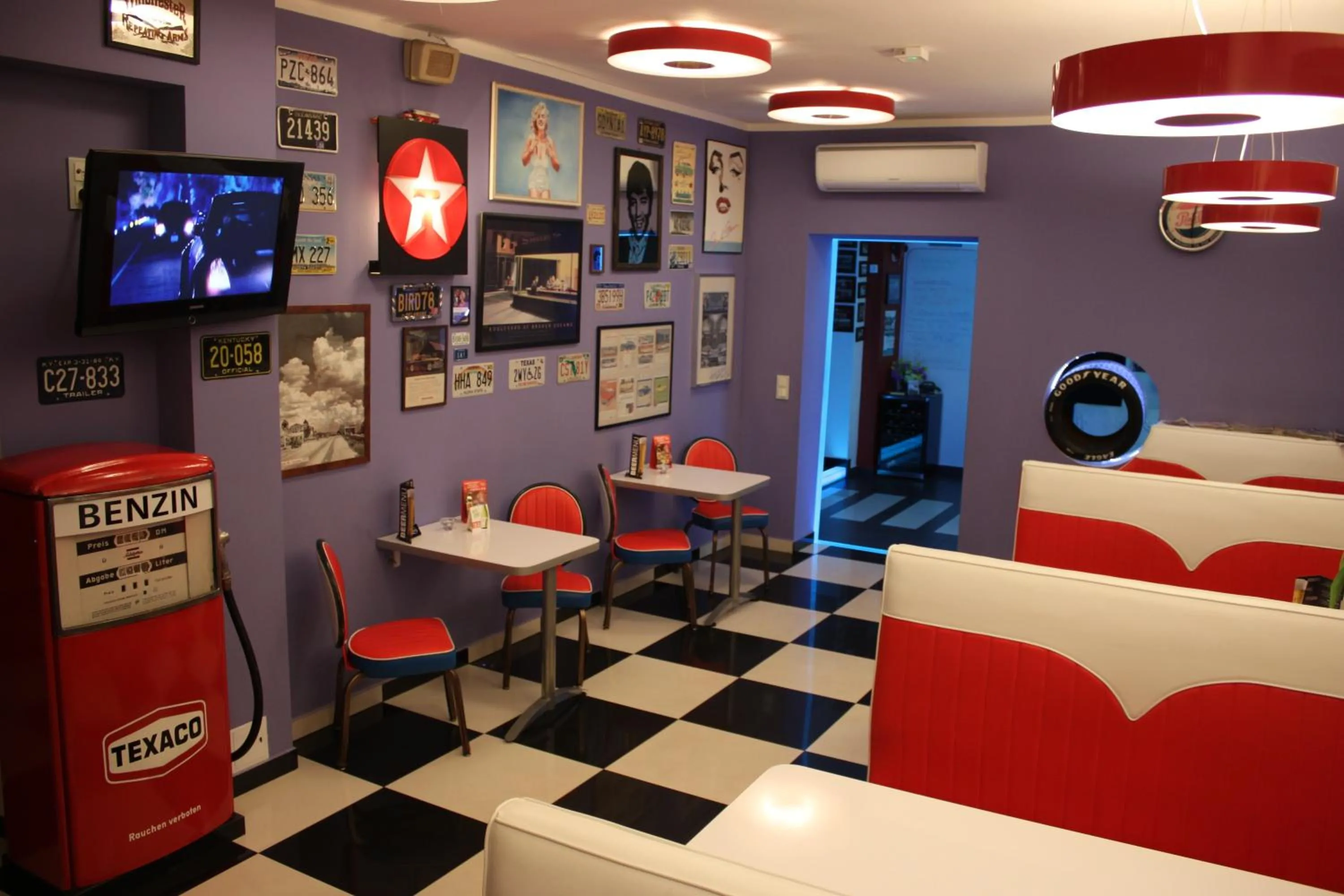 Restaurant/places to eat in GarageHotel