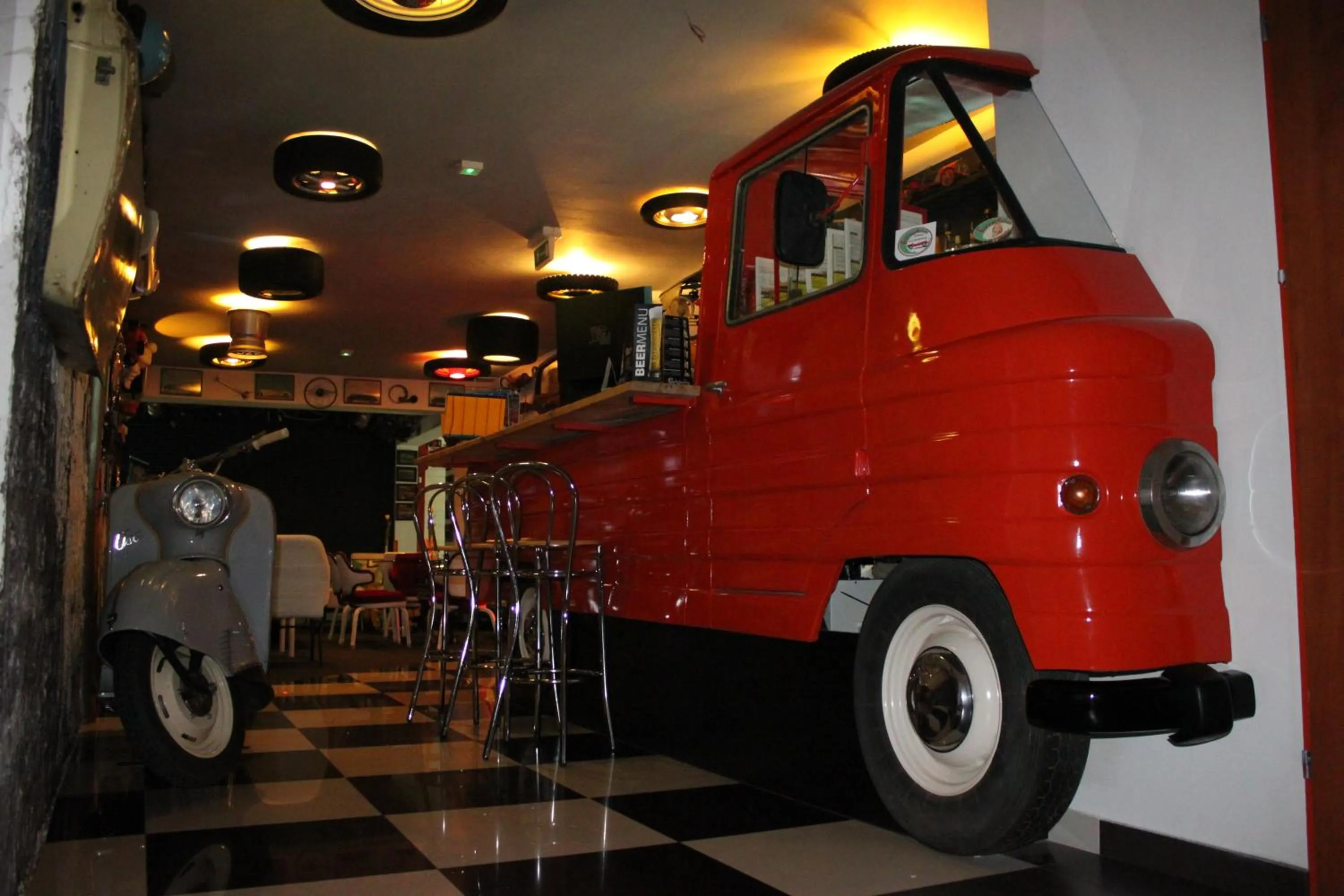 Restaurant/places to eat in GarageHotel