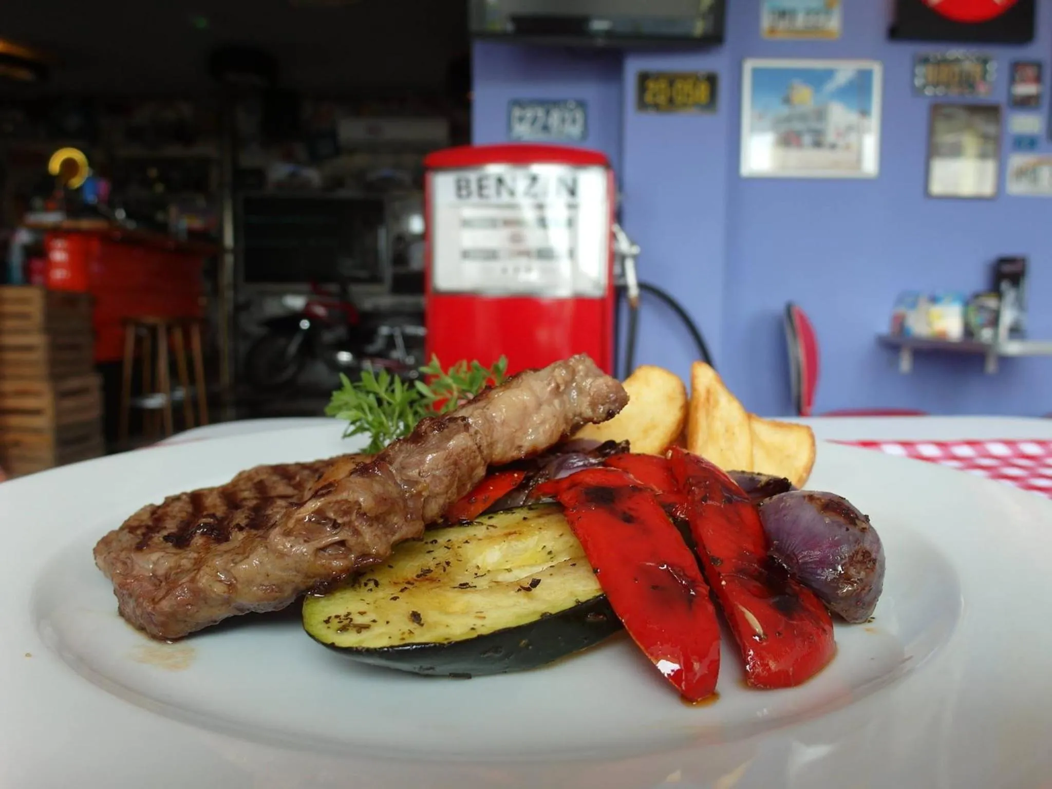 Restaurant/places to eat in GarageHotel