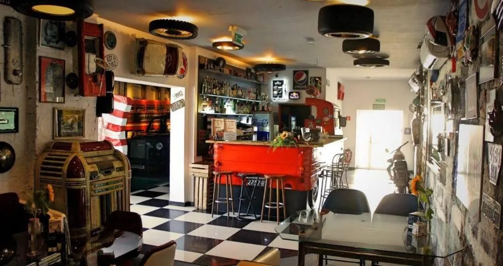 Restaurant/places to eat in GarageHotel