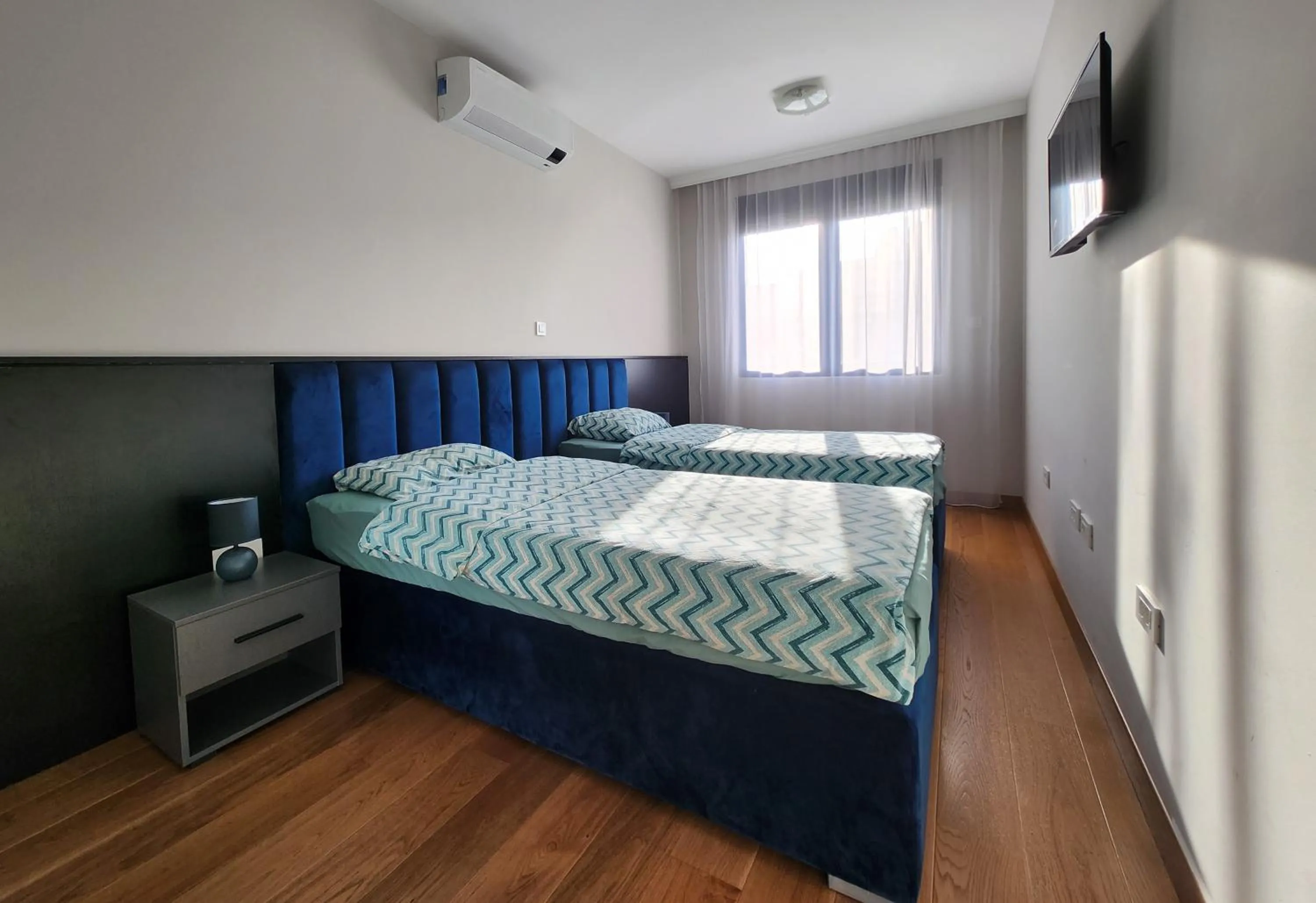 TV and multimedia, Bed in Green Apartments Podgorica With Garage