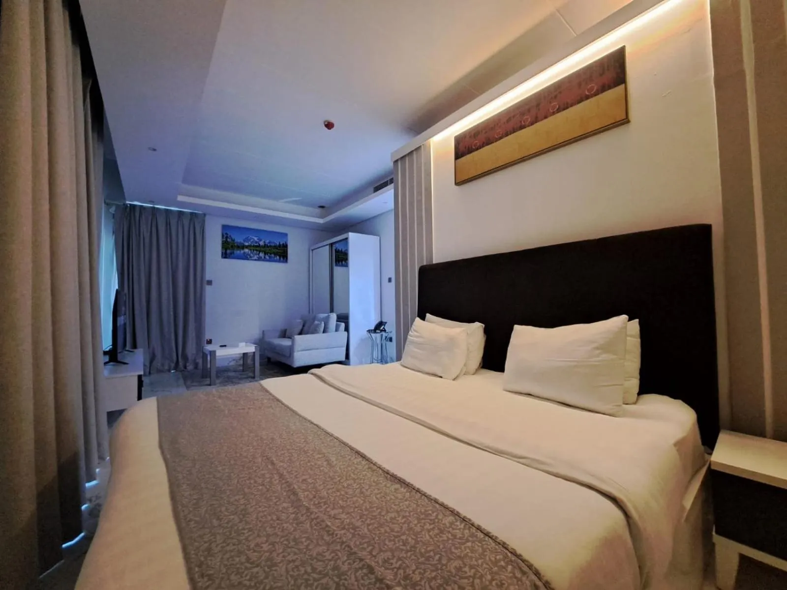 Living room, Bed in Al Safwa One