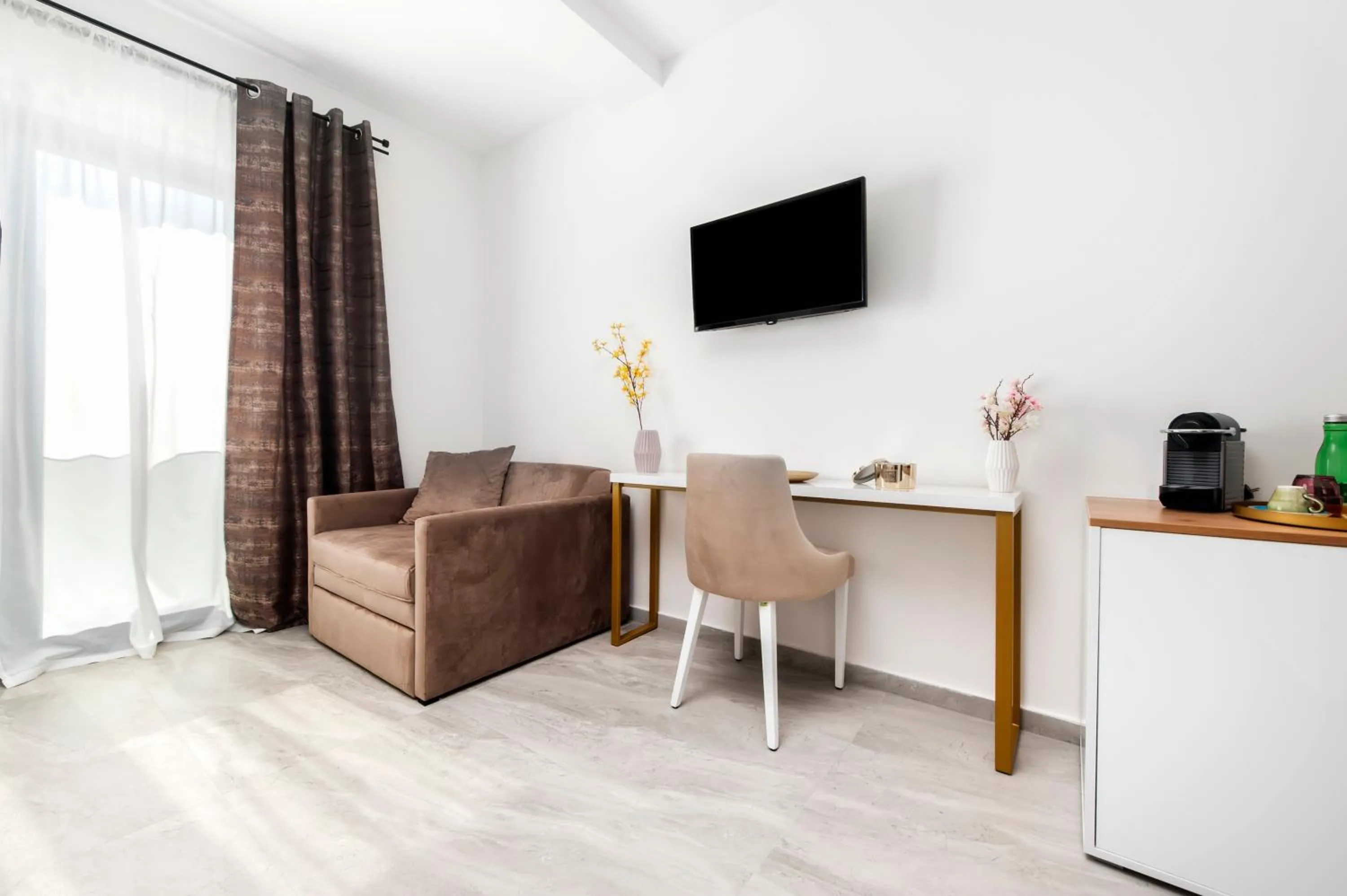 Communal lounge/ TV room in Boutique Residence Arion