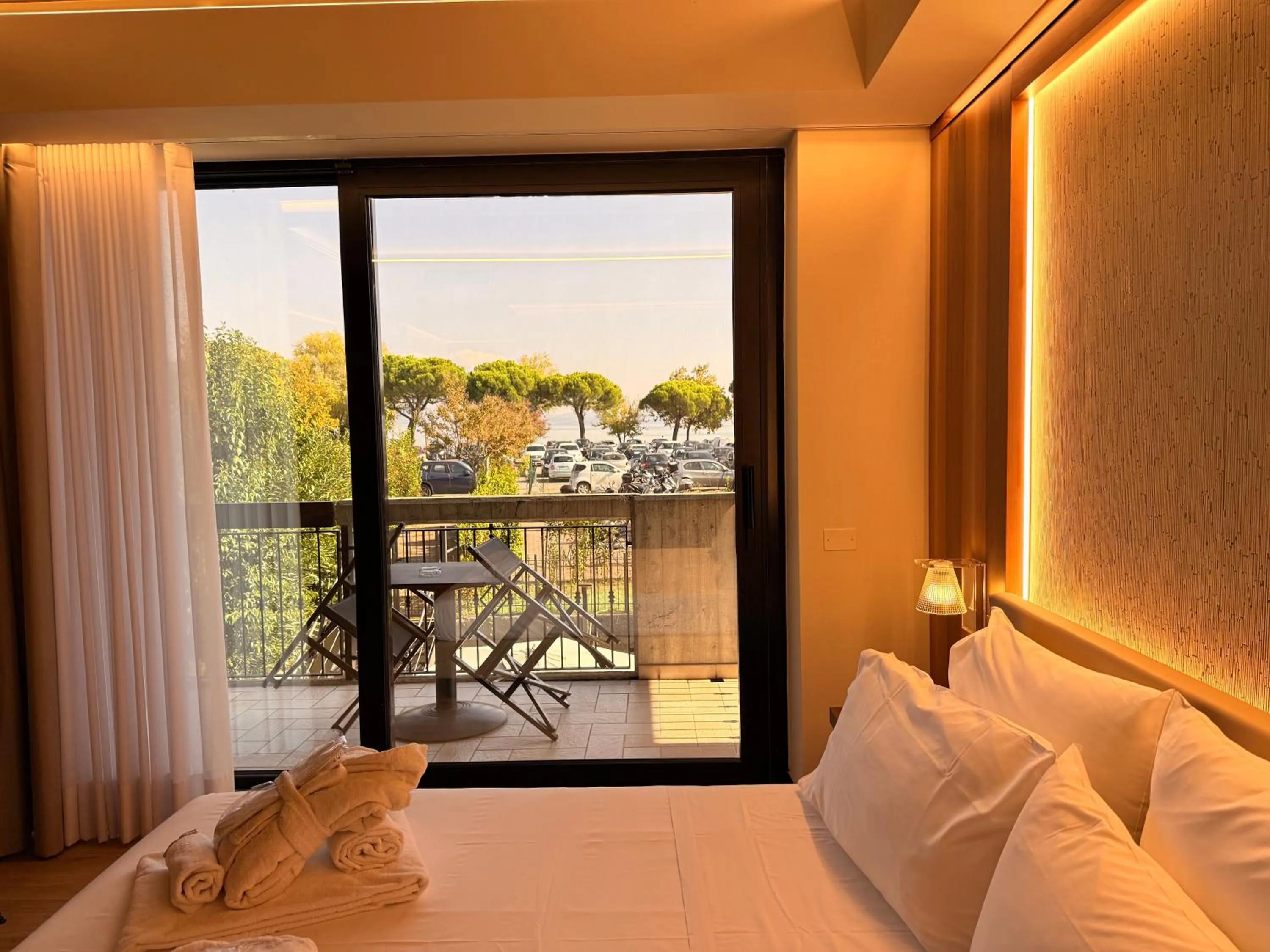 Patio, Bed in Alevic Hotel Sirmione