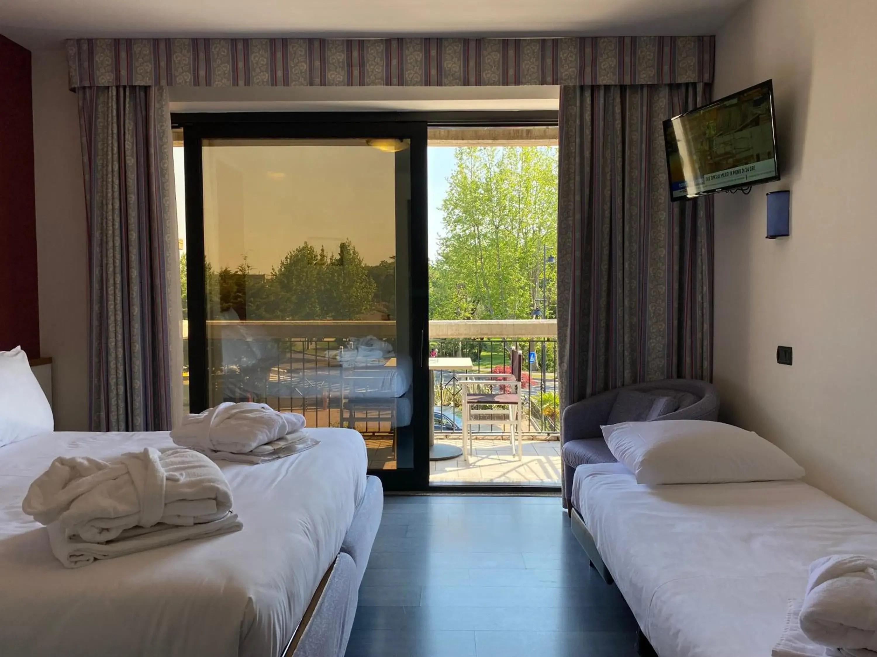 Comfort Triple Room with Balcony in Alevic Hotel Sirmione Comfort Triple Room with Balcony in Alevic Hotel Sirmione