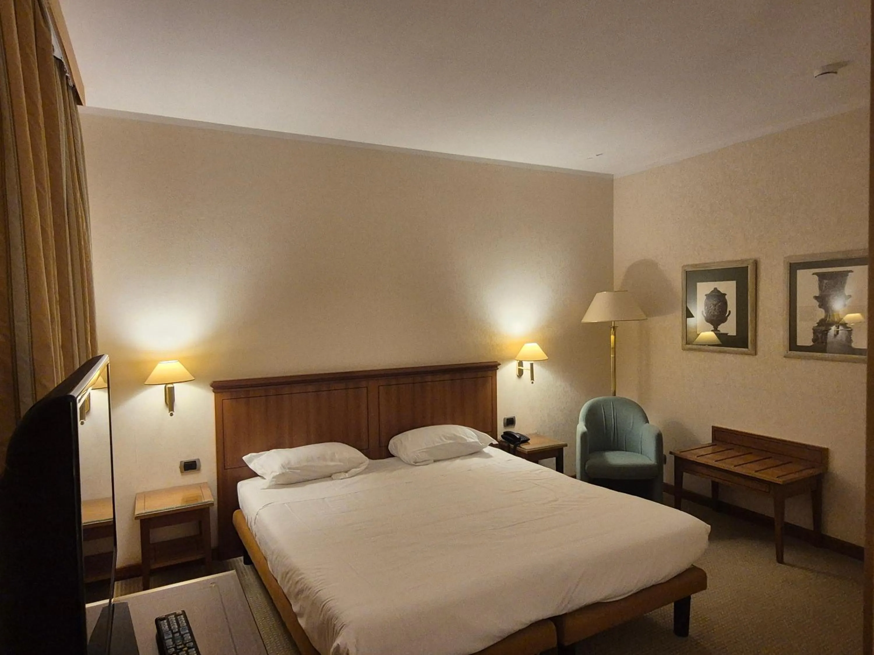 Bed in Hotel Excelsior Magenta