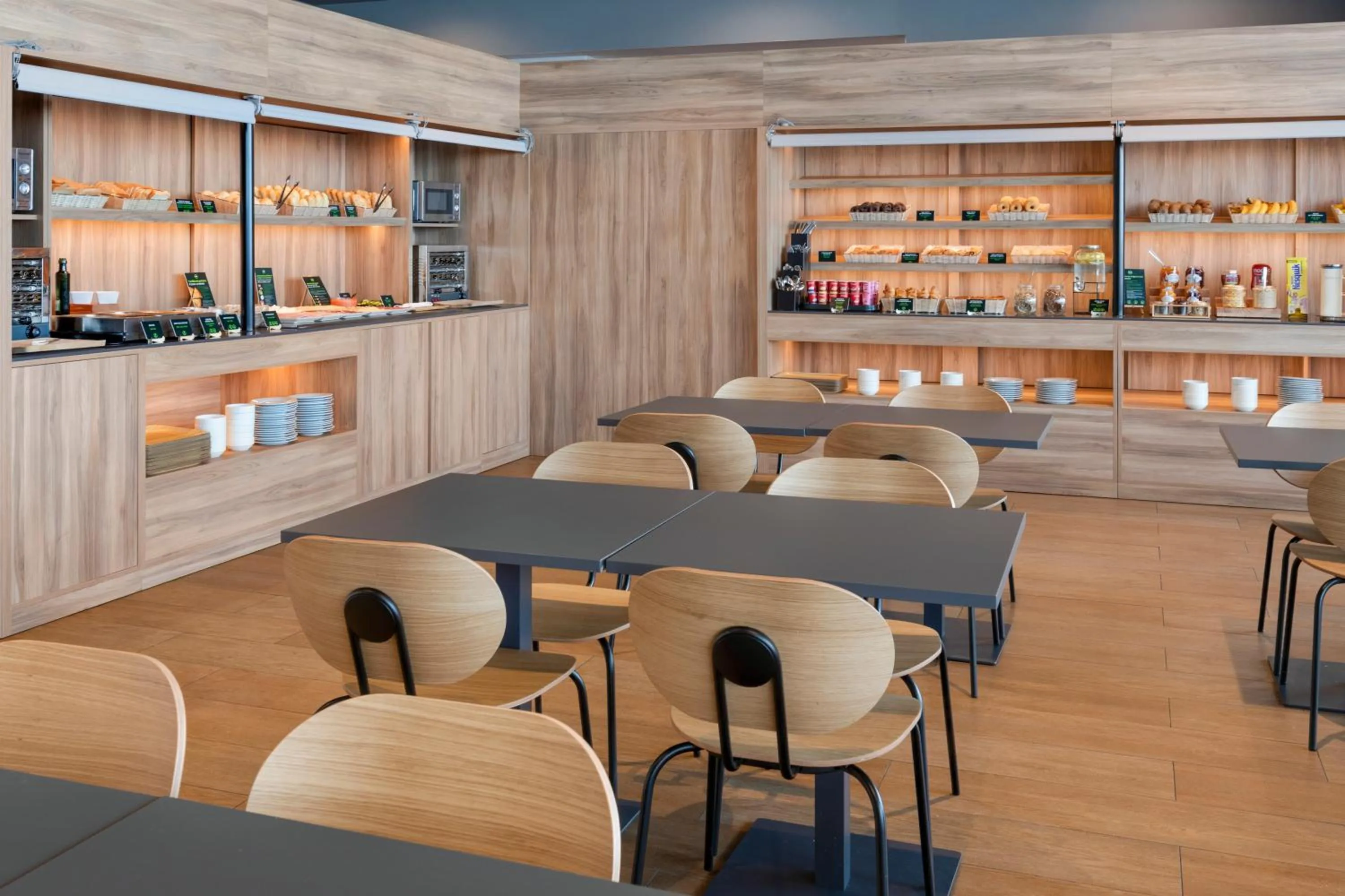 Restaurant/places to eat in B&B HOTEL Barcelona Viladecans