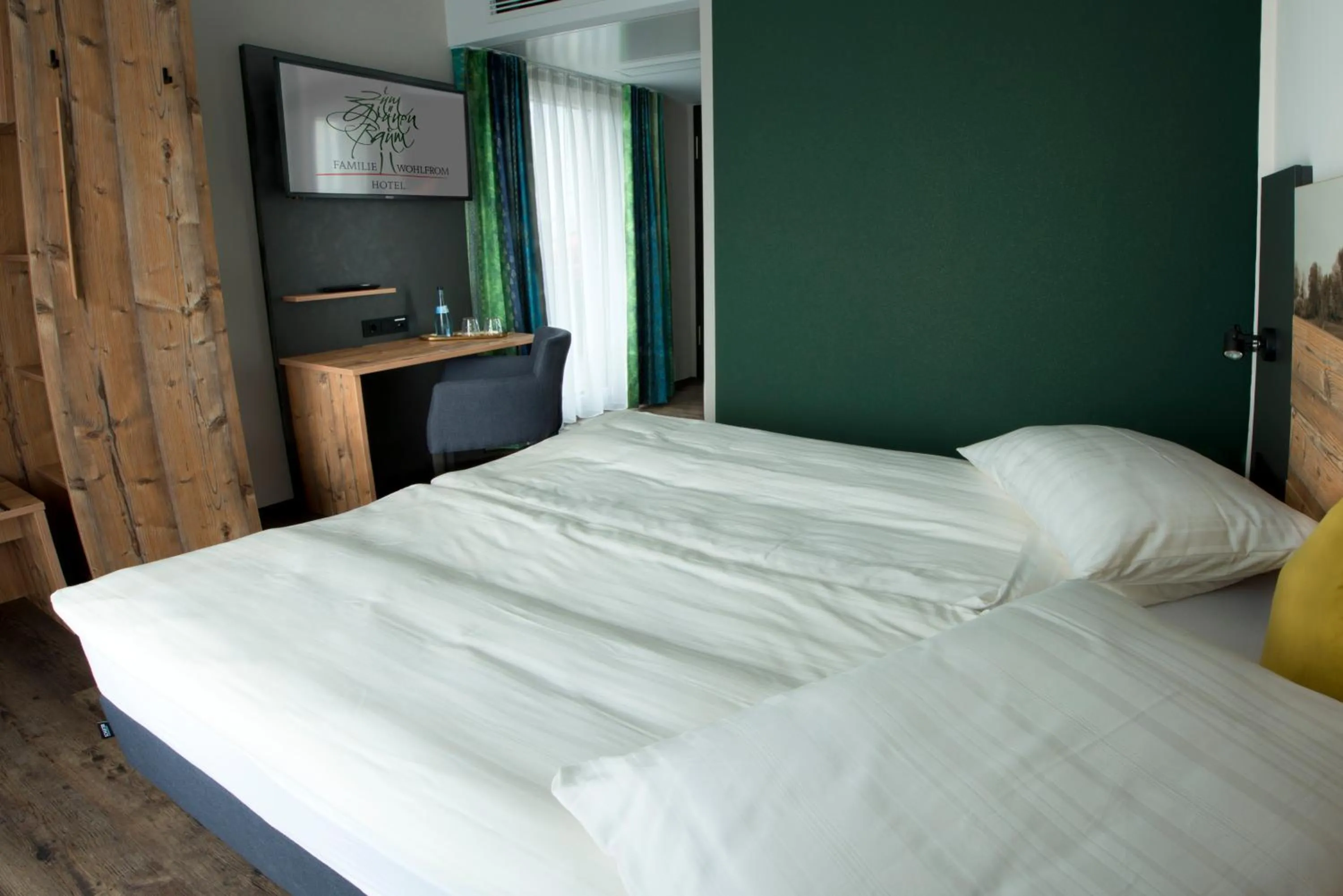 Bed in Hotel Zum Grünen Baum