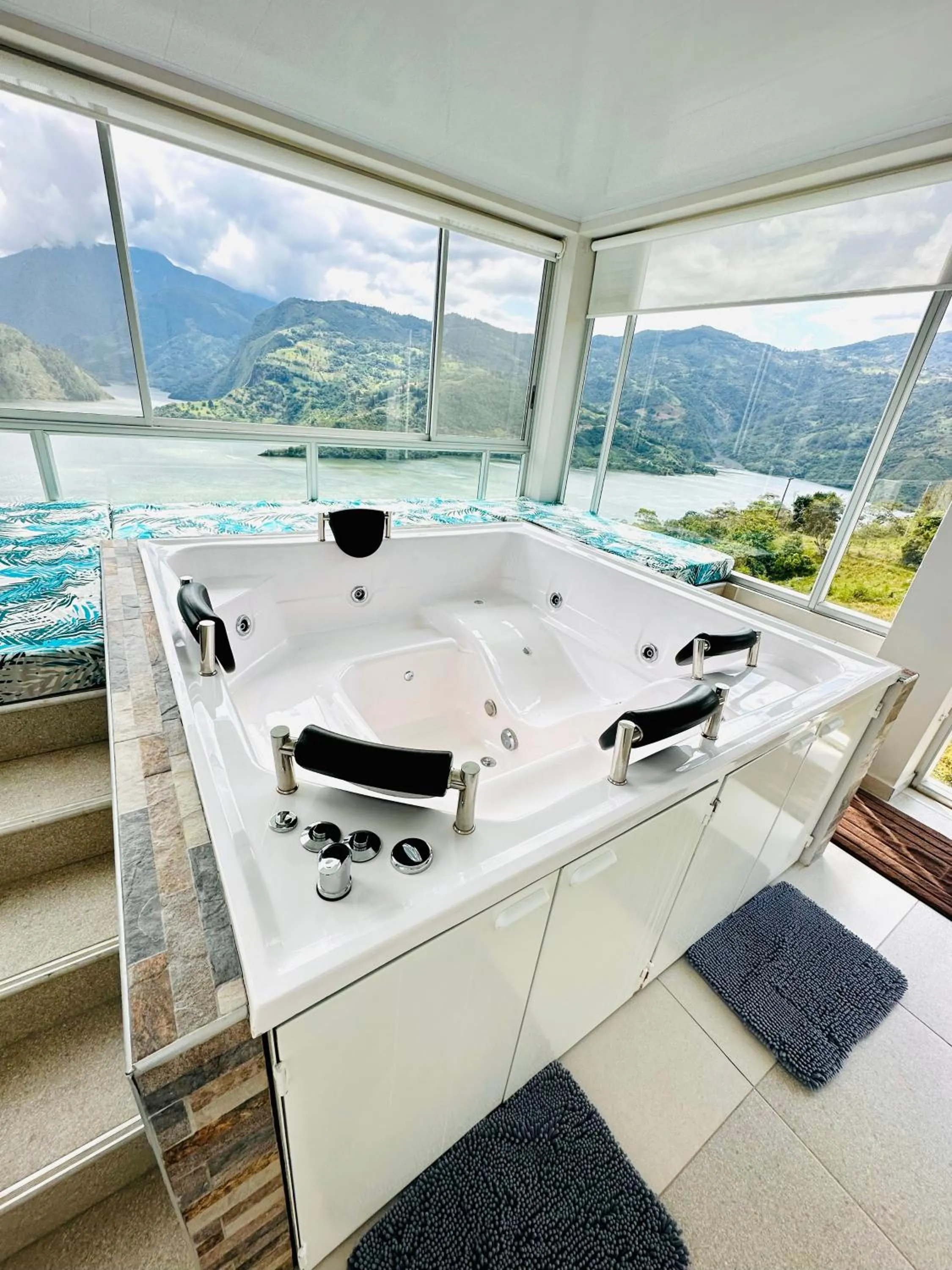 Hot Tub in La Vista EcoHouse