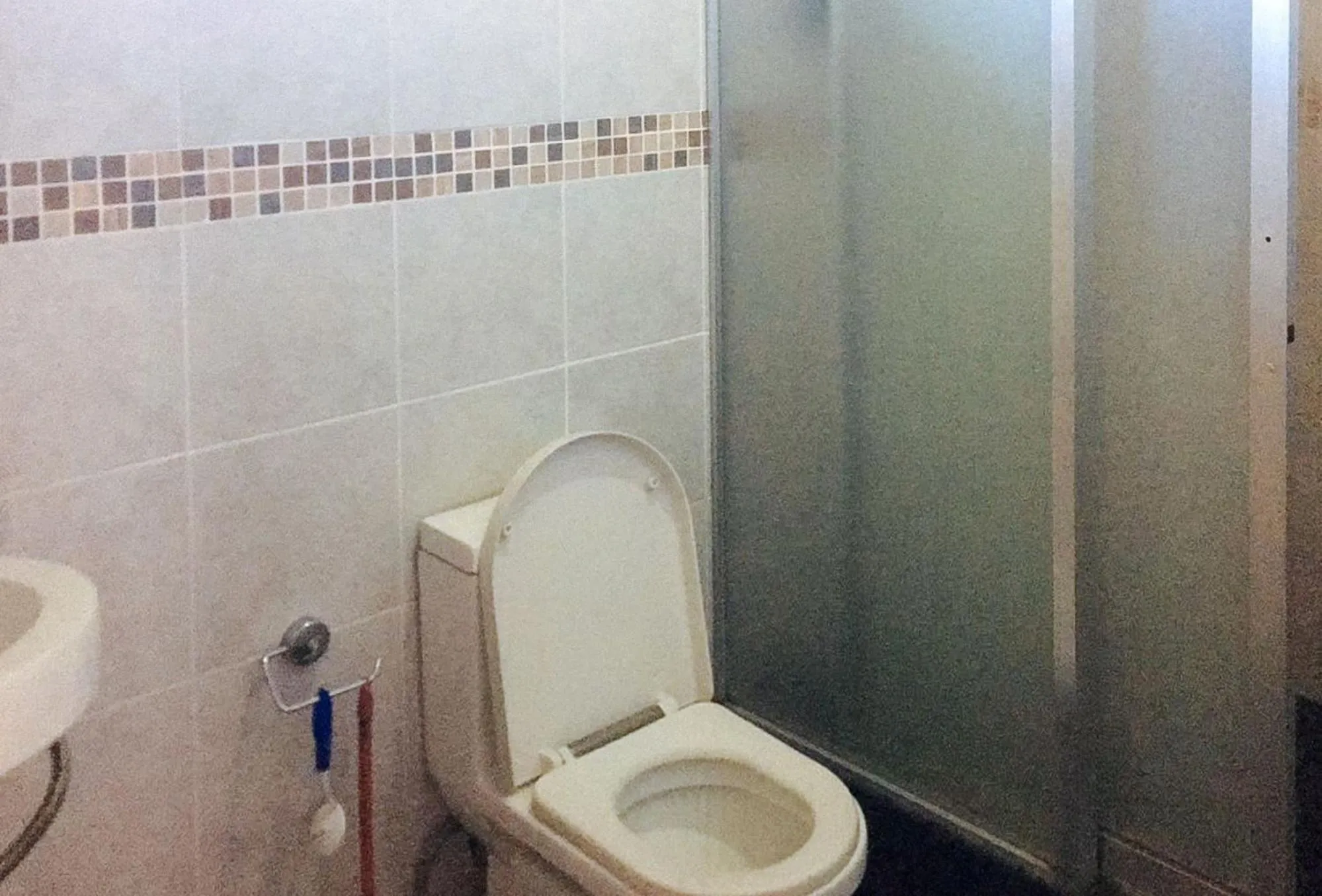 Toilet in RedDoorz Hostel @ Madrias Pension House Isabela