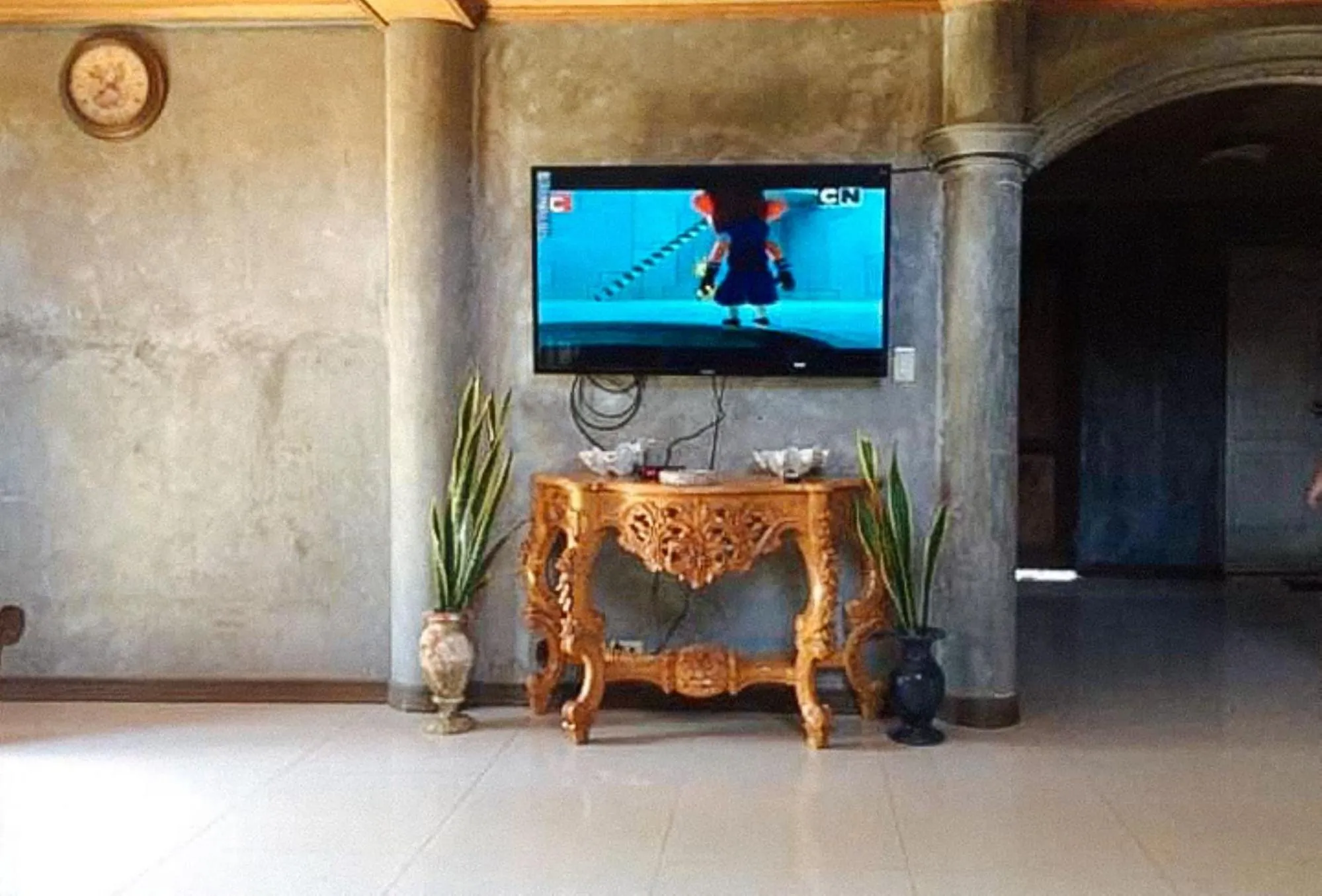 Communal lounge/ TV room in RedDoorz Hostel @ Madrias Pension House Isabela